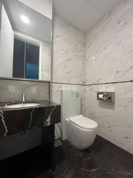 Facestyle Infinity Pool KLCC Smart TV Free WiFi Two Bedroom