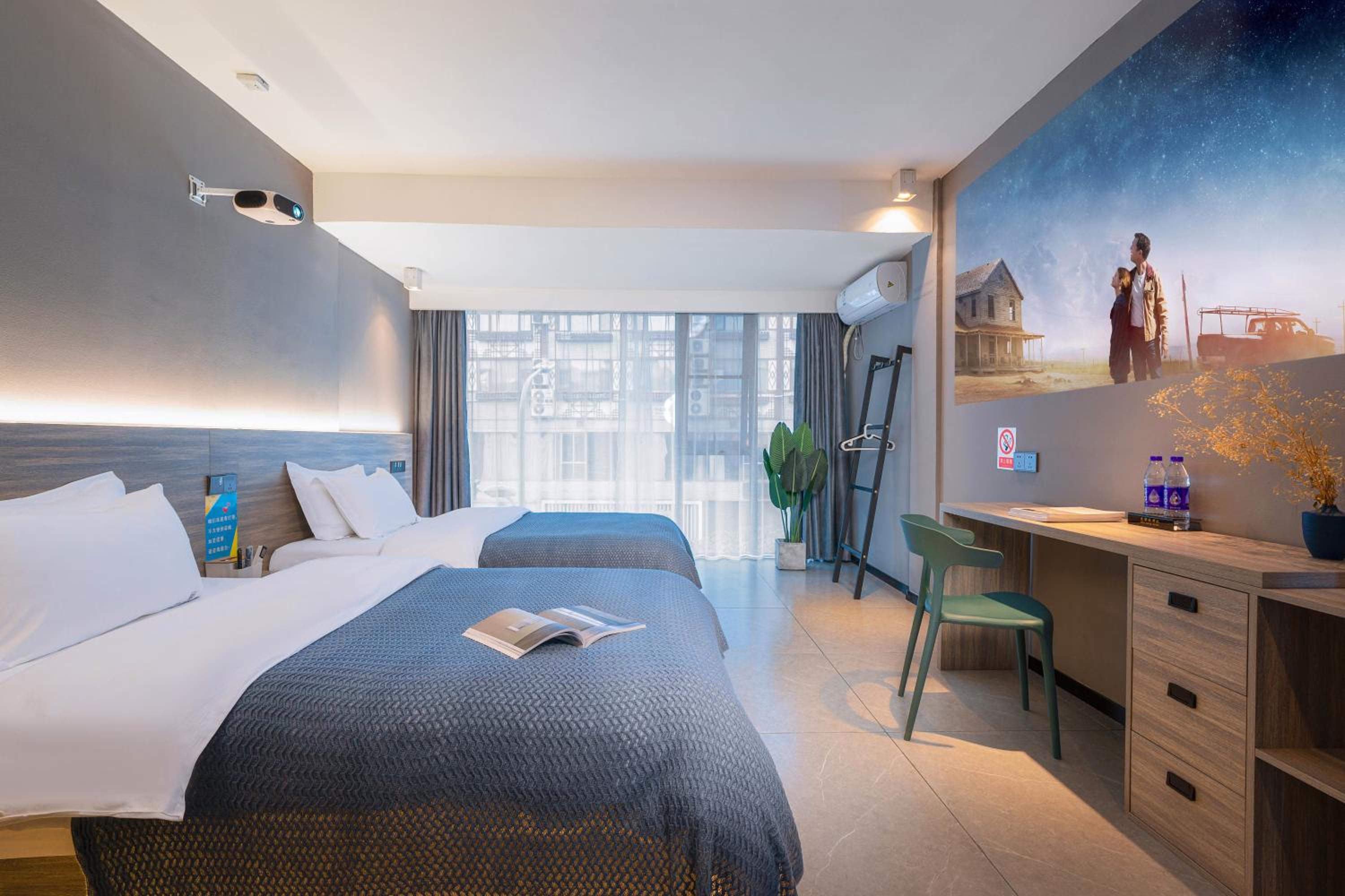 Guilin Yangshuo Emoji Youth Hostel West Street Li River Yulong River Yangshuo Park Activities