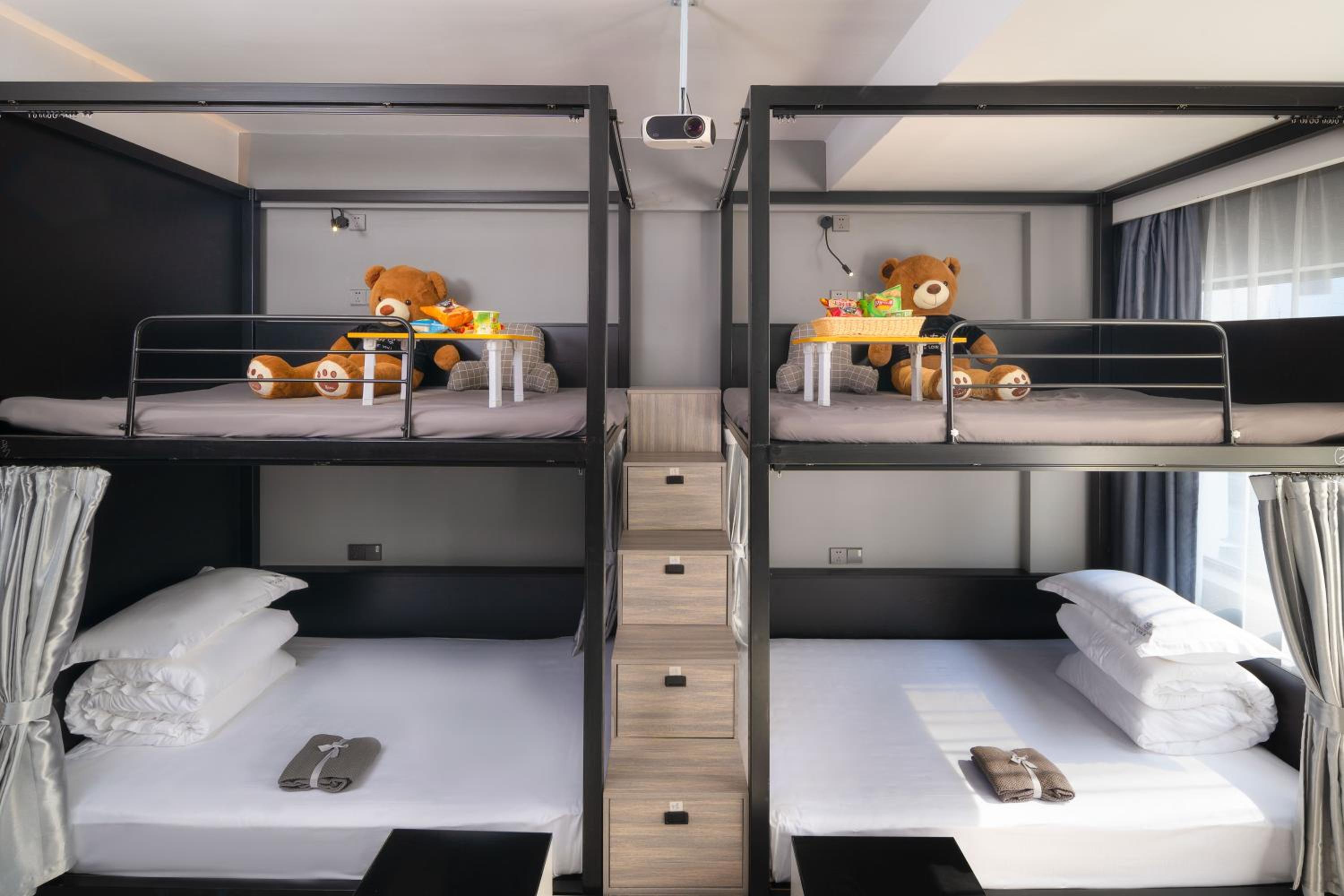Guilin Yangshuo Emoji Youth Hostel West Street Li River Yulong River Yangshuo Park Activities