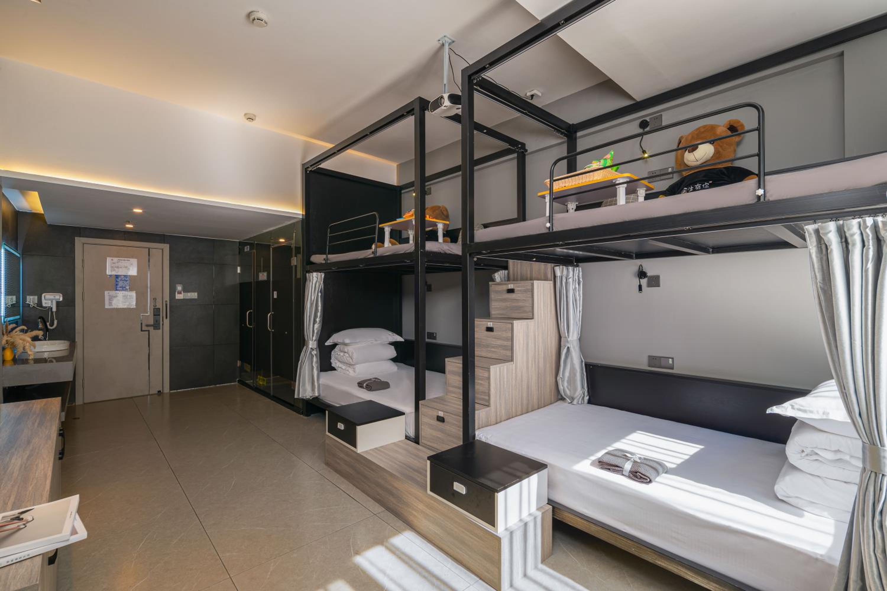 Guilin Yangshuo Emoji Youth Hostel West Street Li River Yulong River Yangshuo Park Activities