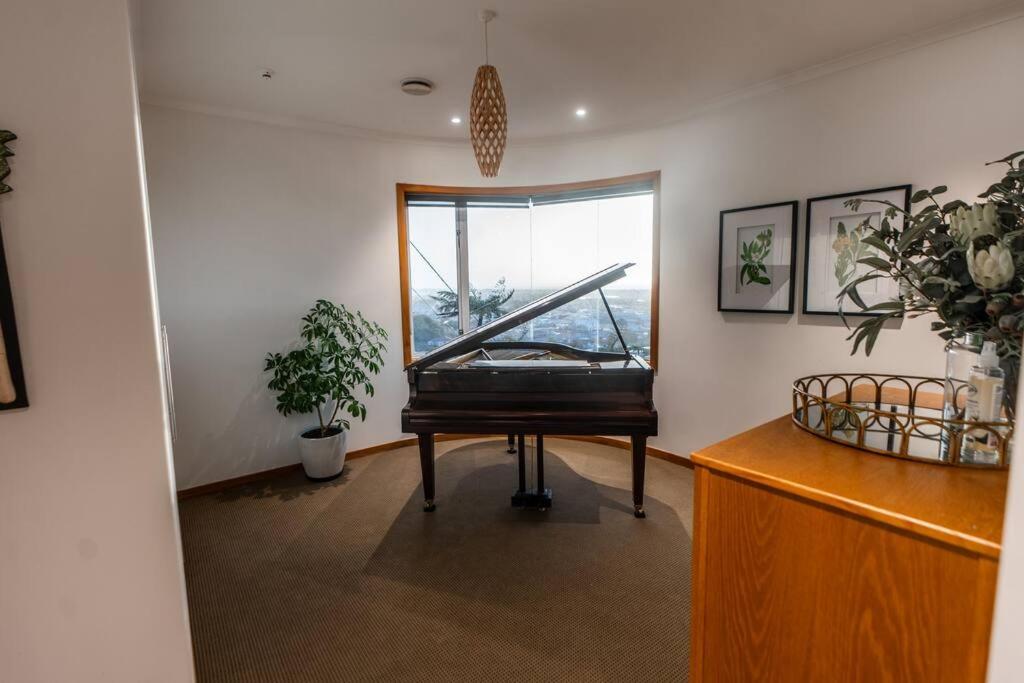 Hilltop Escape - Spa & Views view 4