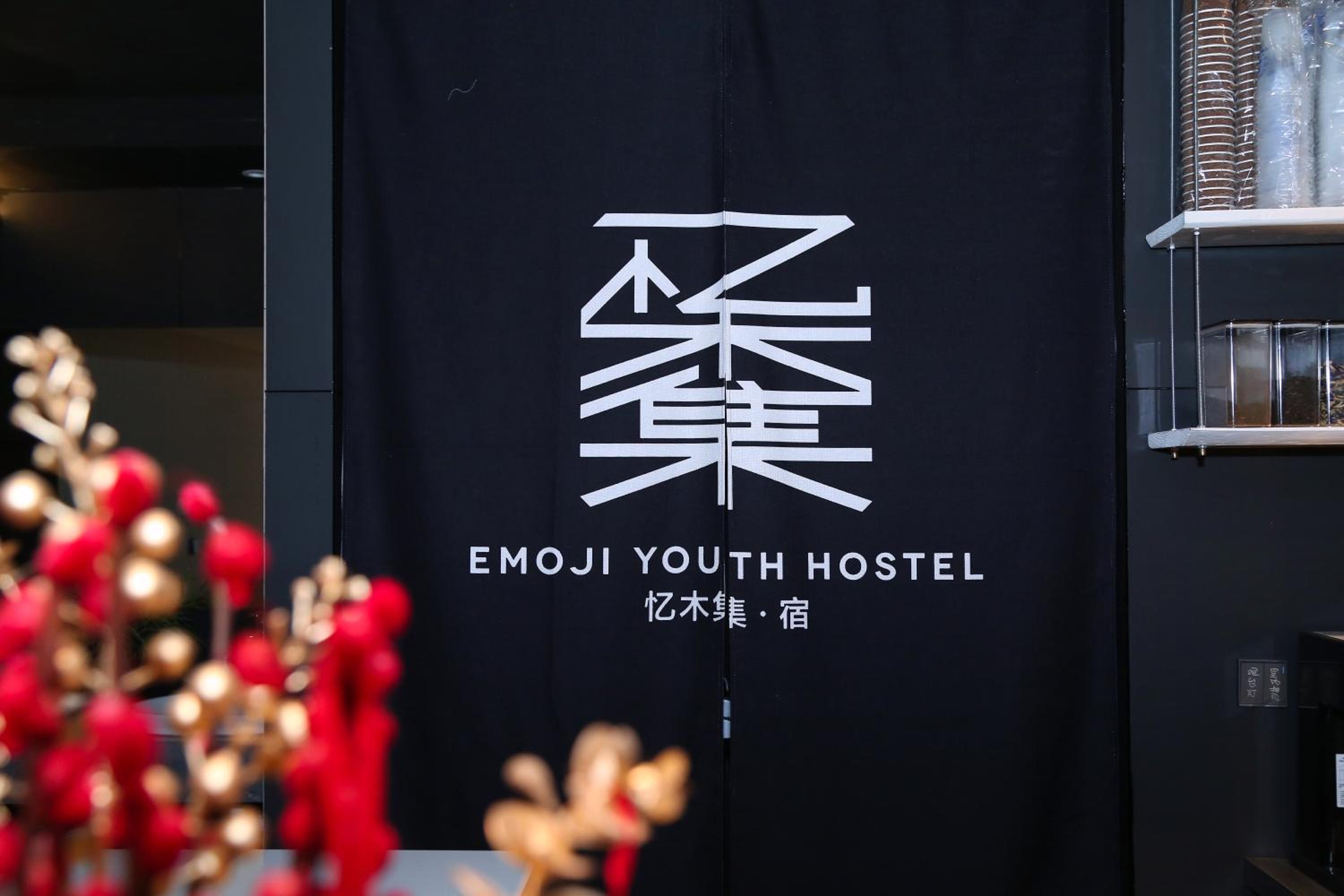 Guilin Yangshuo Emoji Youth Hostel West Street Li River Yulong River Yangshuo Park Activities