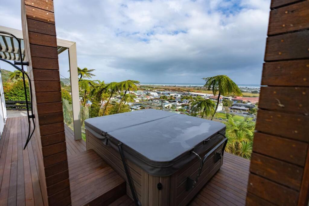Hilltop Escape - Spa & Views view 2