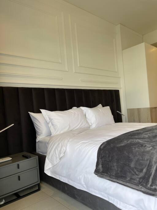 El Mayor Deluxe Suite MENLYN MAINE view 3