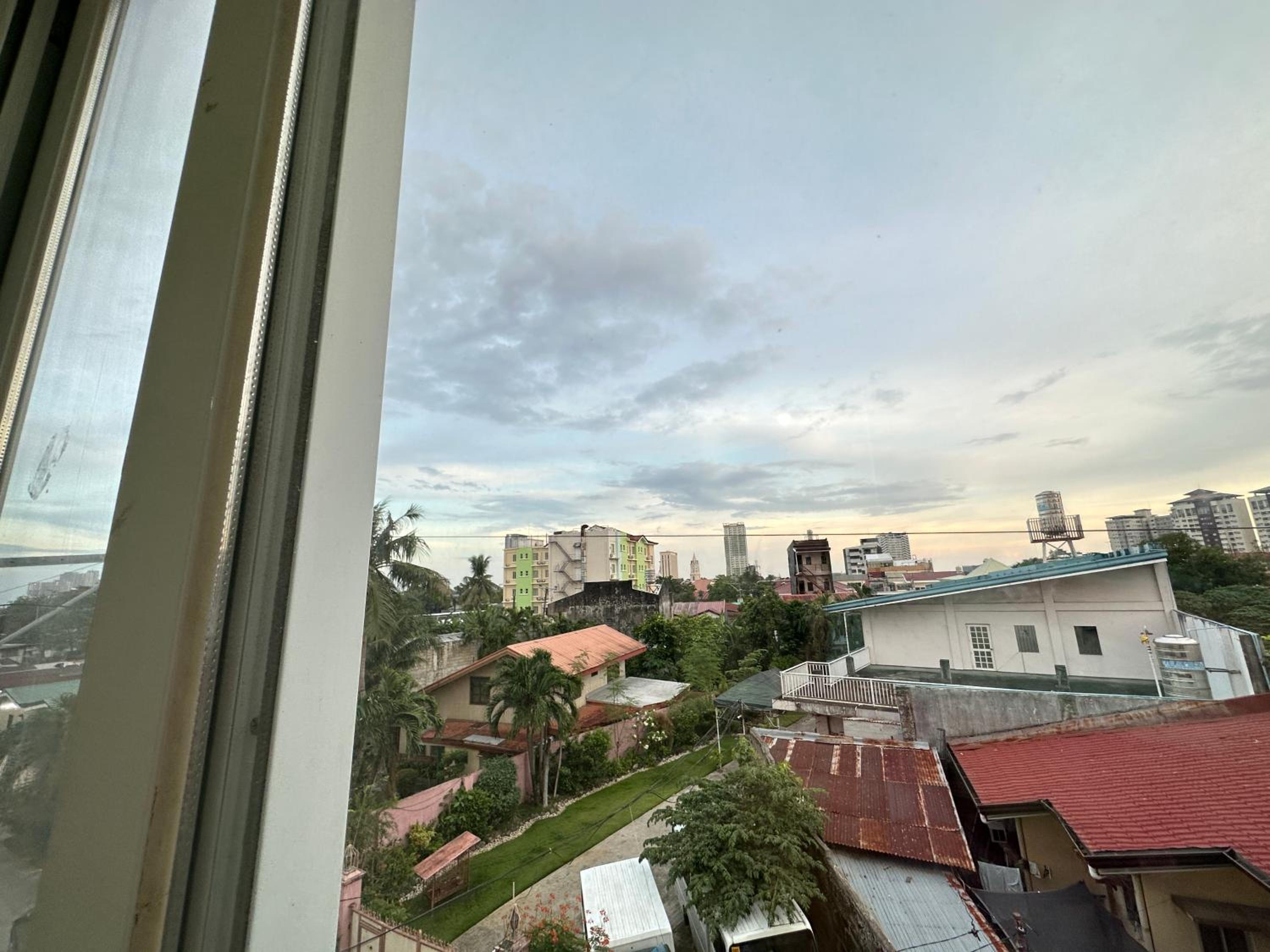 Mabolo 302 Family Room near IT Park view 5