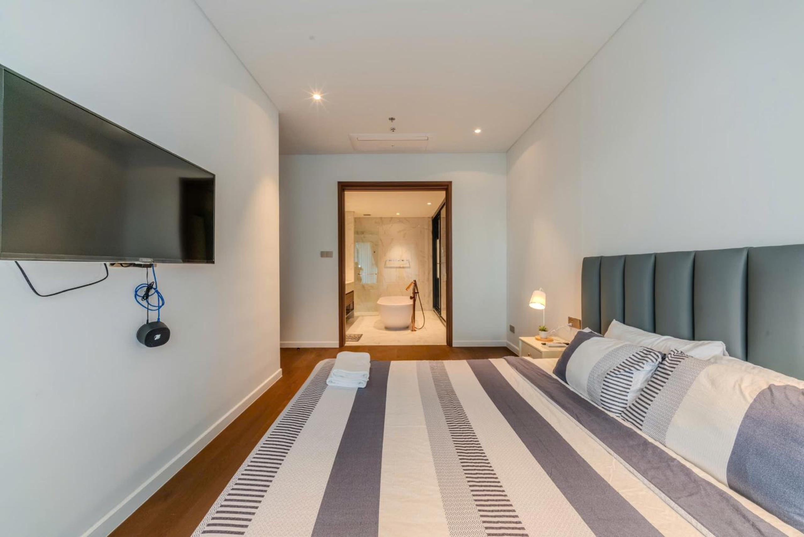 Metropole Thu Thiem - Luna Apartment - Chic, Unbeatable LOCATION, Great Value!!!