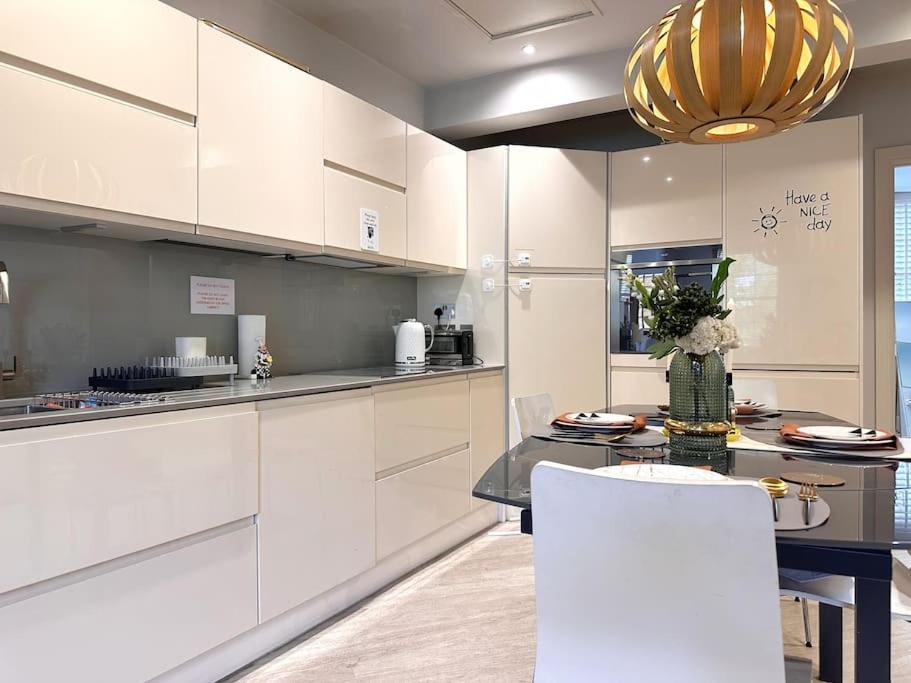 Stunning Modern 2-Floor House with 3 Ensuite Rooms