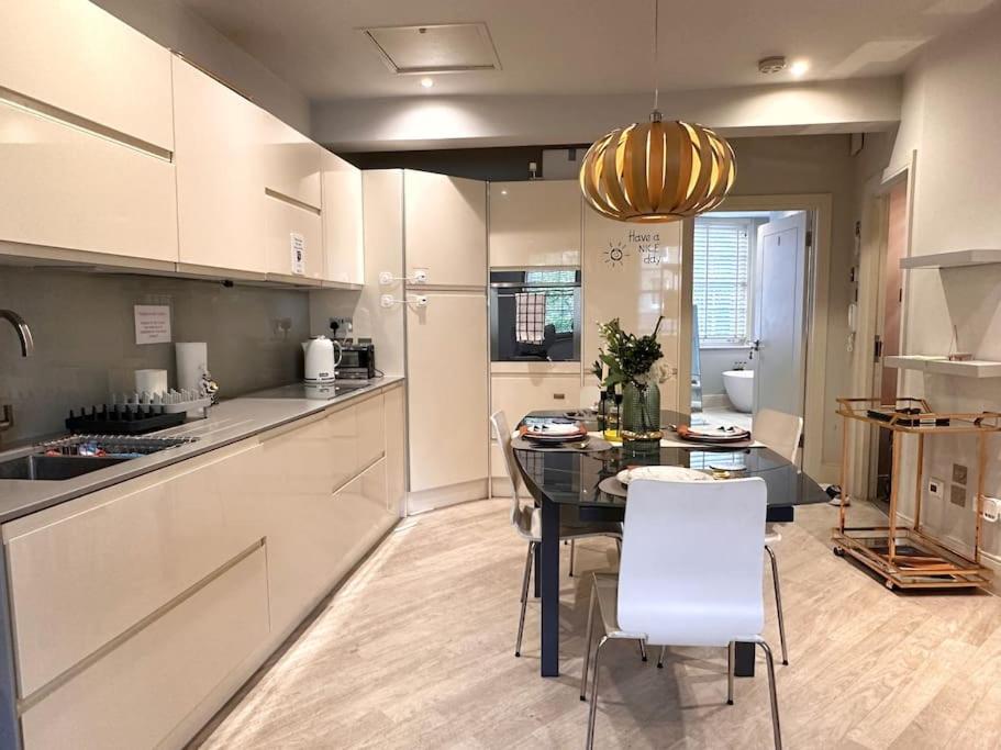 Stunning Modern 2-Floor House with 3 Ensuite Rooms