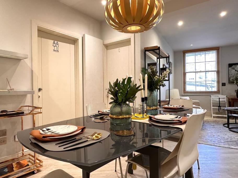 Stunning Modern 2-Floor House with 3 Ensuite Rooms