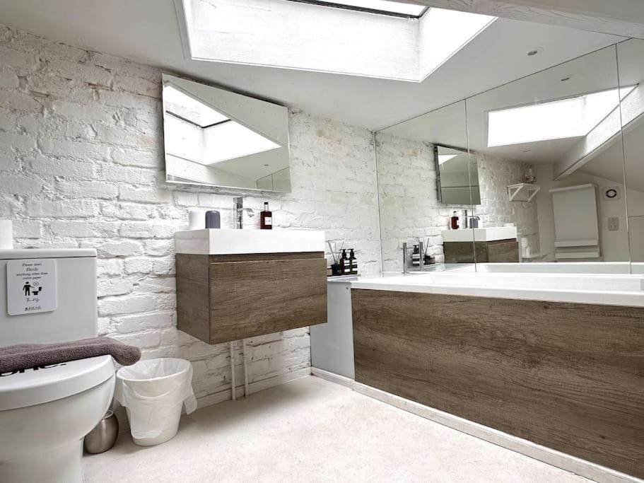 Stunning Modern 2-Floor House with 3 Ensuite Rooms