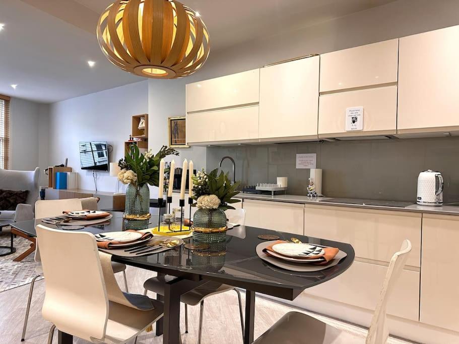 Stunning Modern 2-Floor House with 3 Ensuite Rooms