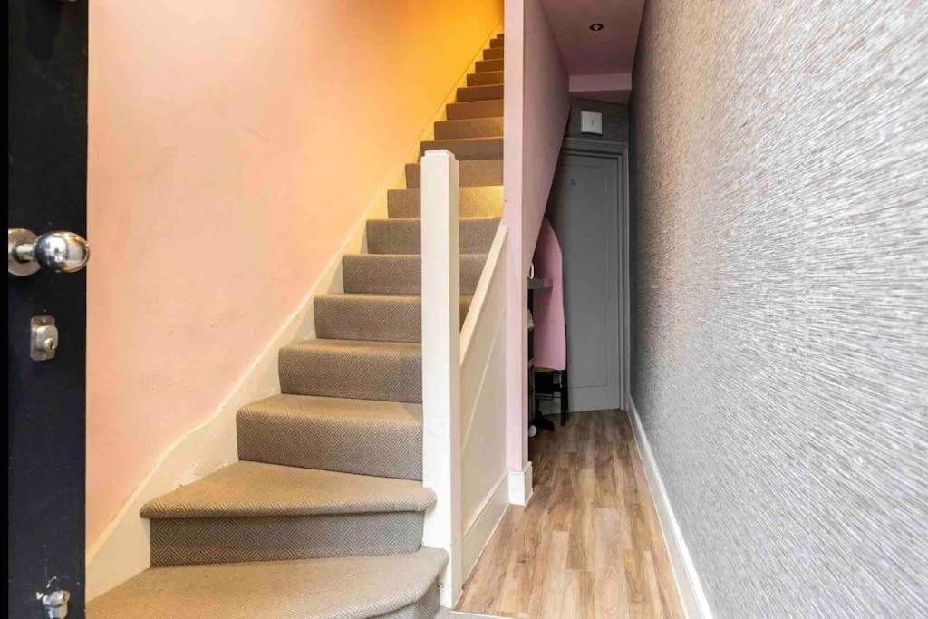 Stunning Modern 2-Floor House with 3 Ensuite Rooms