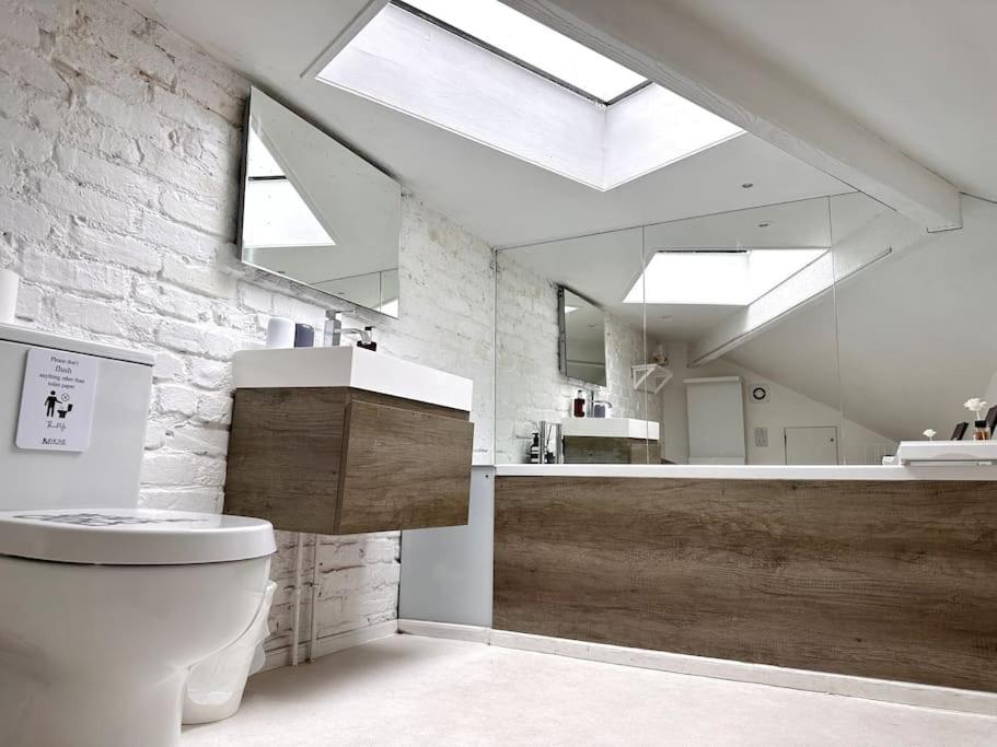 Stunning Modern 2-Floor House with 3 Ensuite Rooms