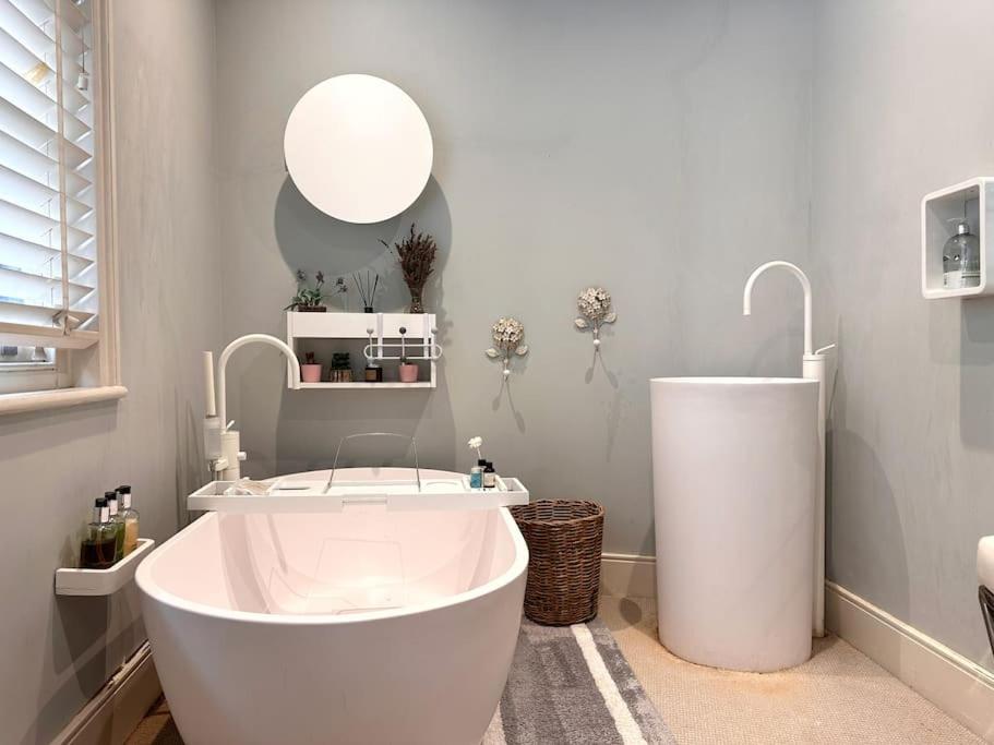 Stunning Modern 2-Floor House with 3 Ensuite Rooms