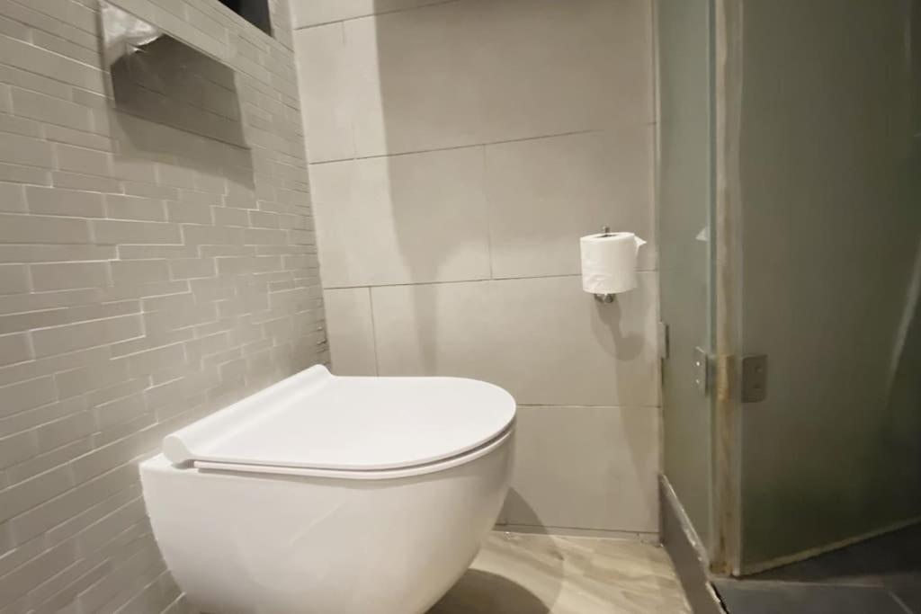 Stunning Modern 2-Floor House with 3 Ensuite Rooms