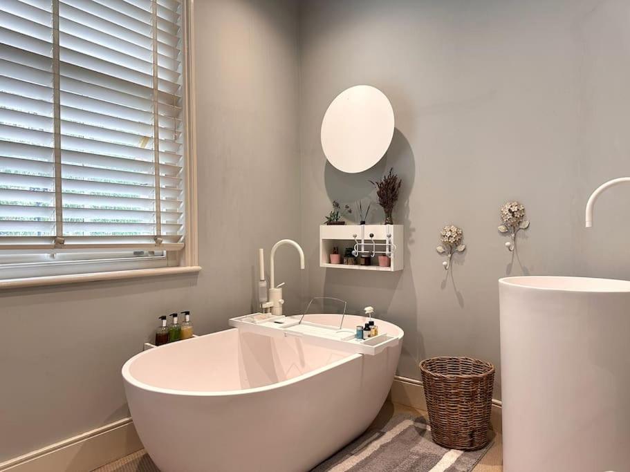 Stunning Modern 2-Floor House with 3 Ensuite Rooms