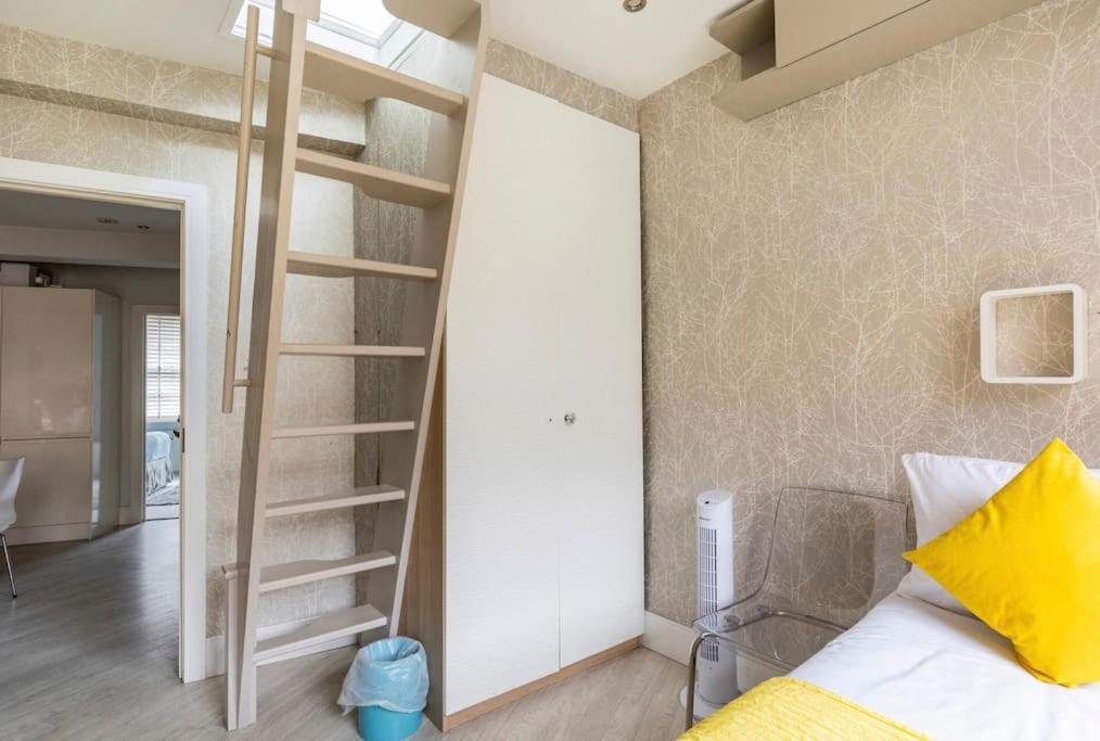 Stunning Modern 2-Floor House with 3 Ensuite Rooms