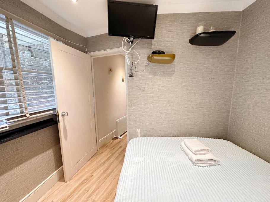 Stunning Modern 2-Floor House with 3 Ensuite Rooms