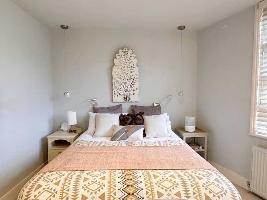 Stunning Modern 2-Floor House with 3 Ensuite Rooms