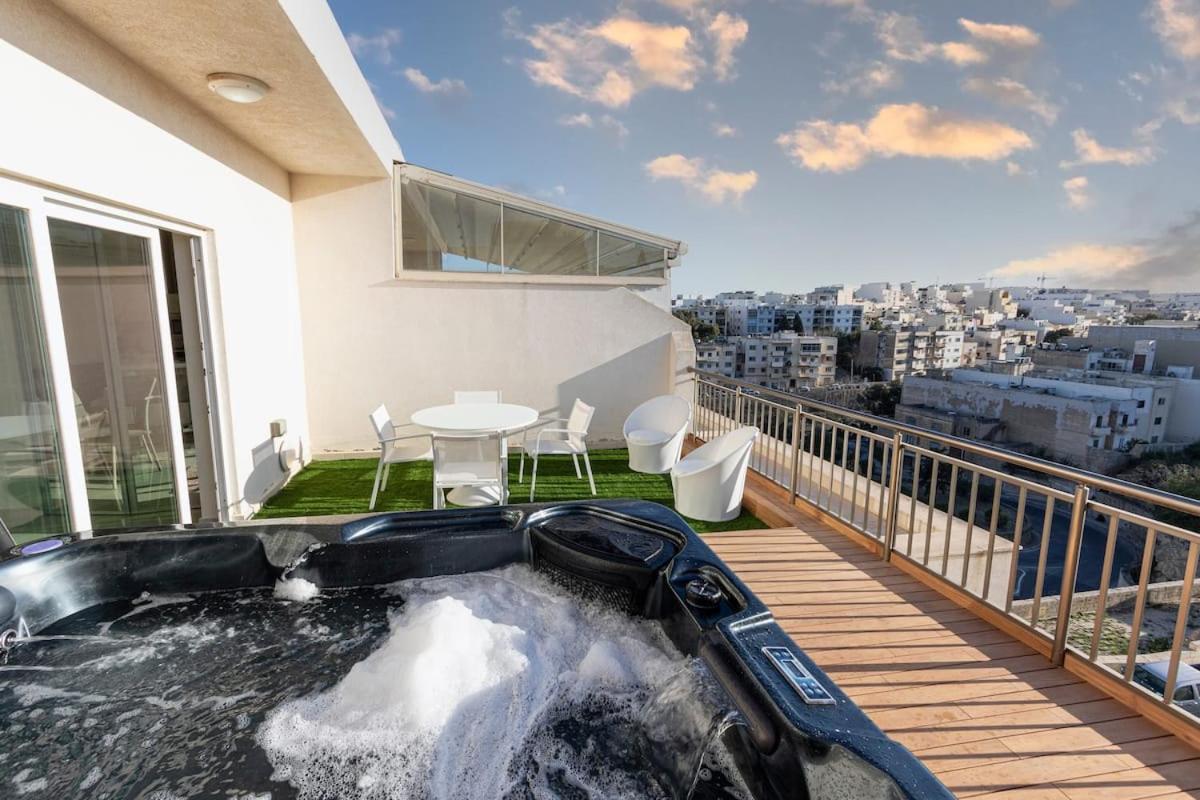 Warmth & Waves Penthouse — St Julian's