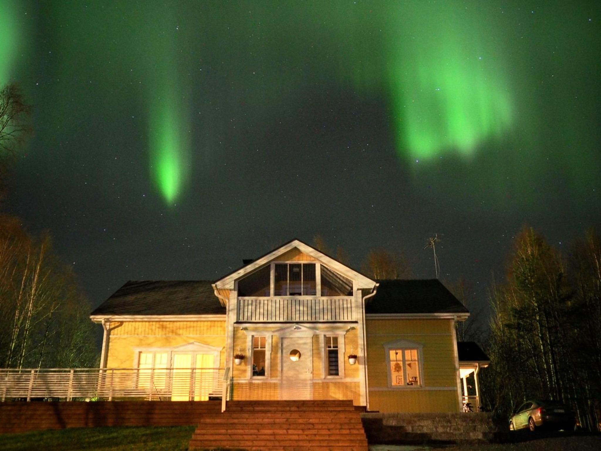 Arctic Lakeside Villa