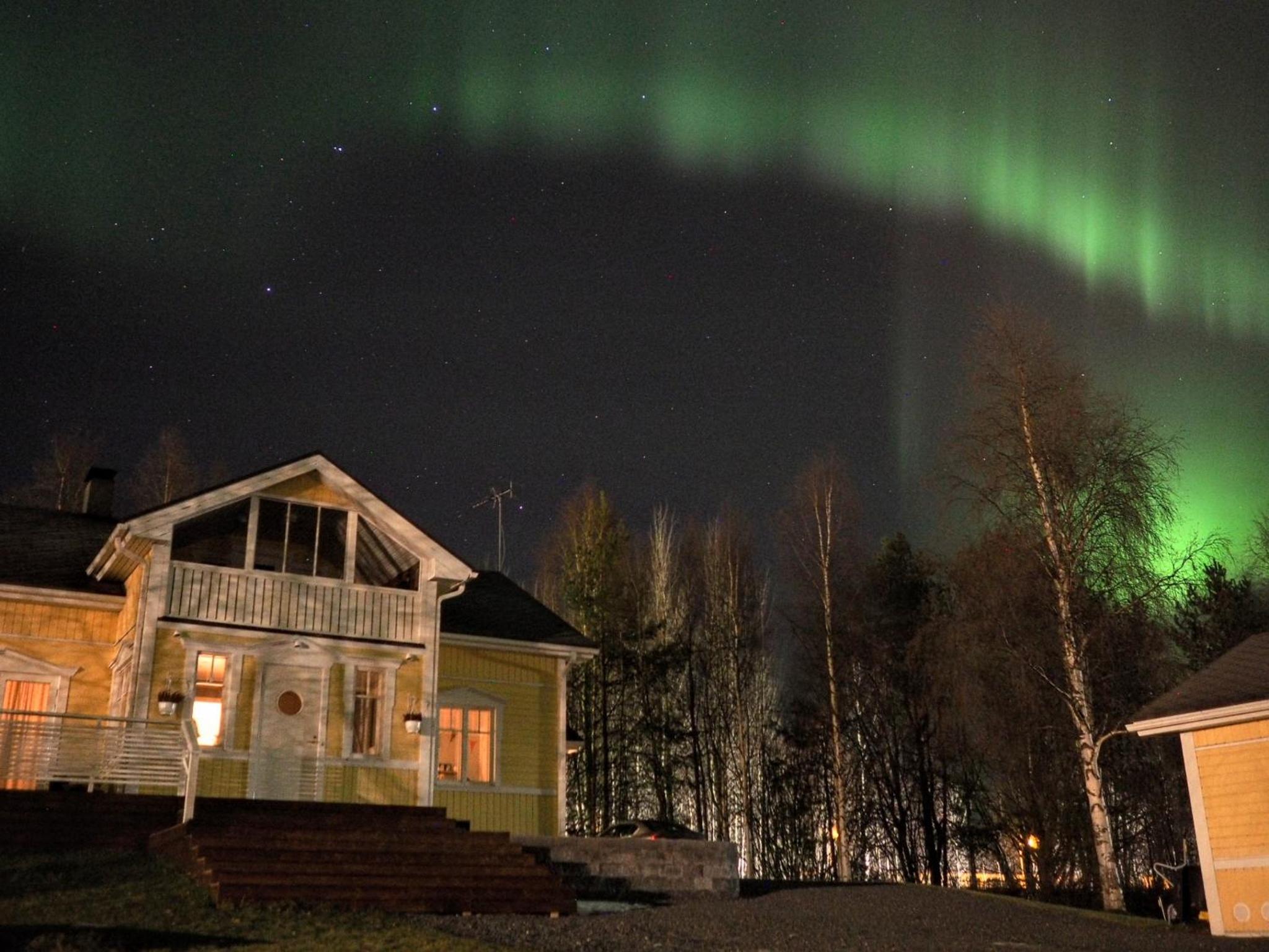 Arctic Lakeside Villa