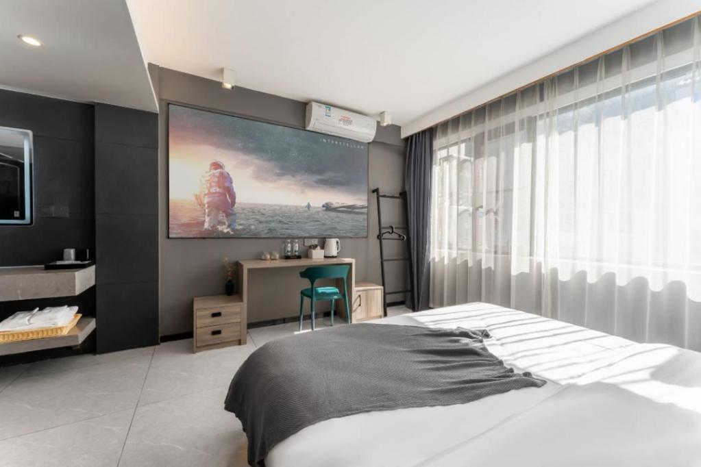 Guilin Yangshuo Emoji Youth Hostel West Street Li River Yulong River Yangshuo Park Activities