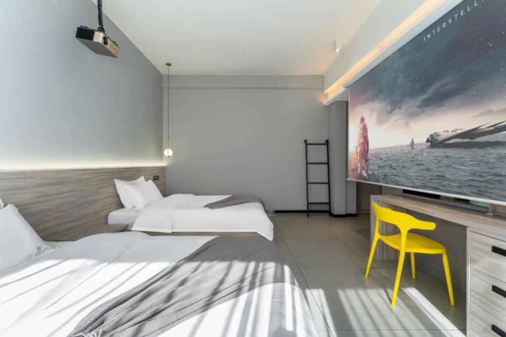 Guilin Yangshuo Emoji Youth Hostel West Street Li River Yulong River Yangshuo Park Activities