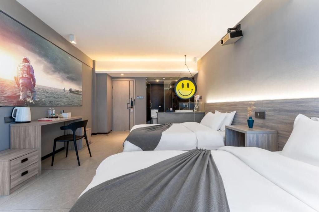 Guilin Yangshuo Emoji Youth Hostel West Street Li River Yulong River Yangshuo Park Activities