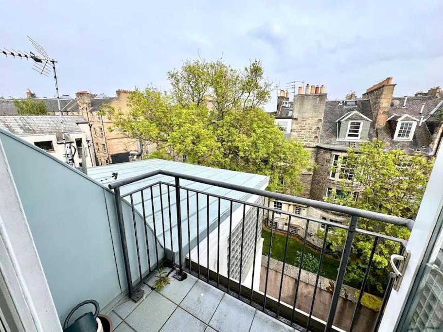 Modern, City Centre 2 Bed with Castle Views