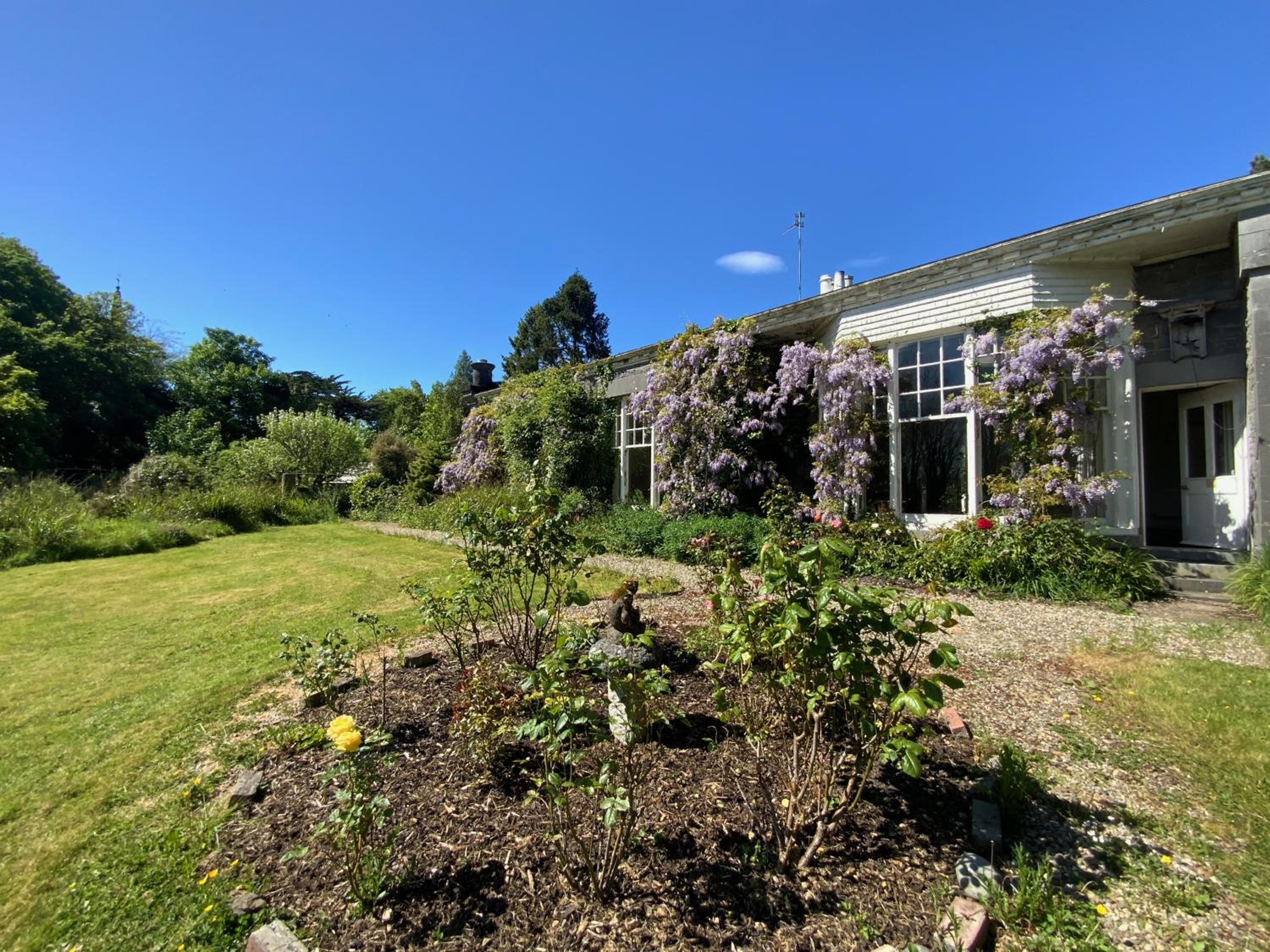 Parteen A Lax, River House & Gardens view 2