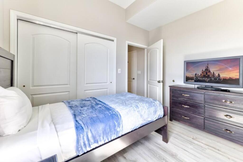 Disney Lakefront Luxury!