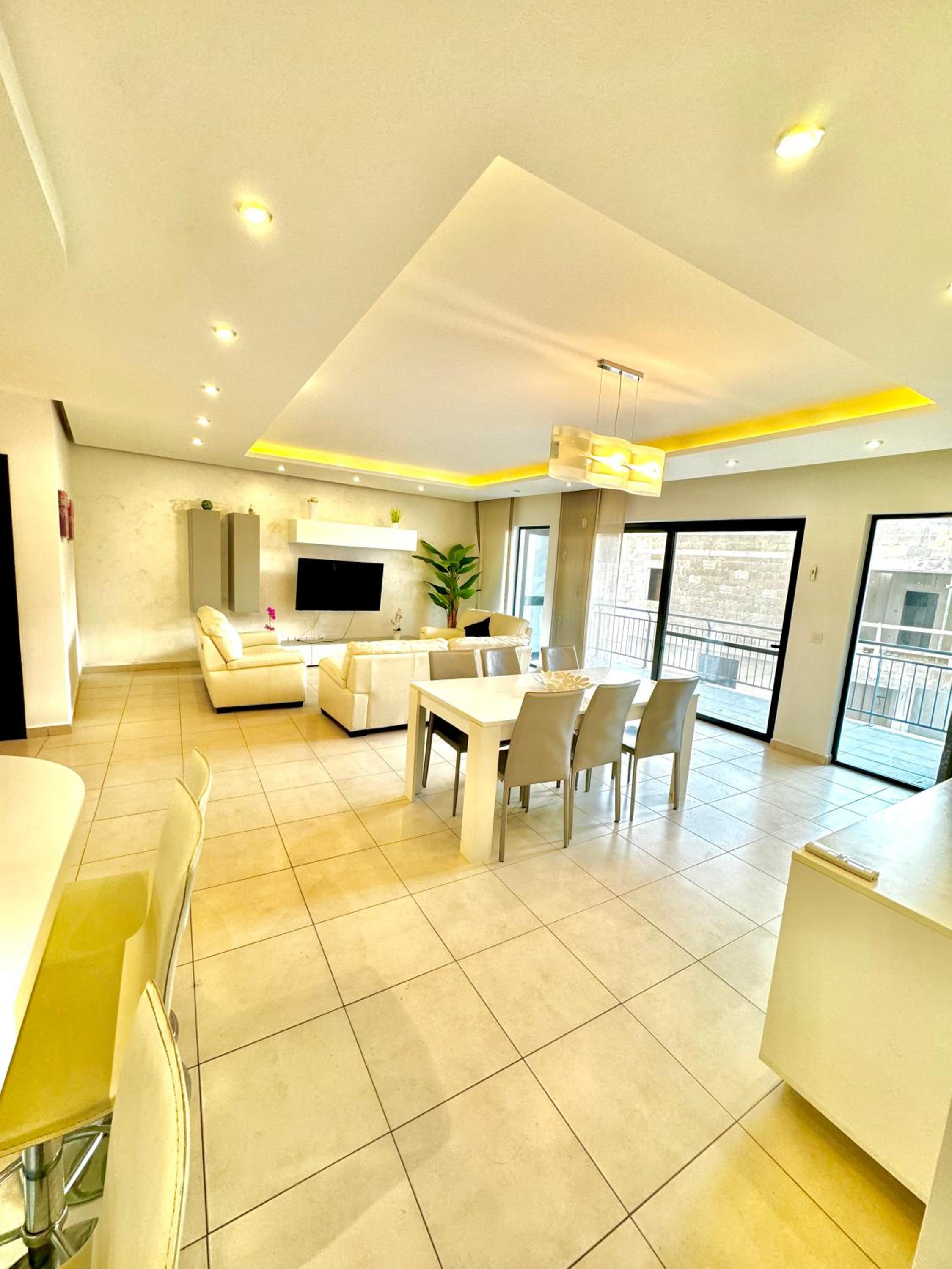 Pendergardens huge apartment photo 3