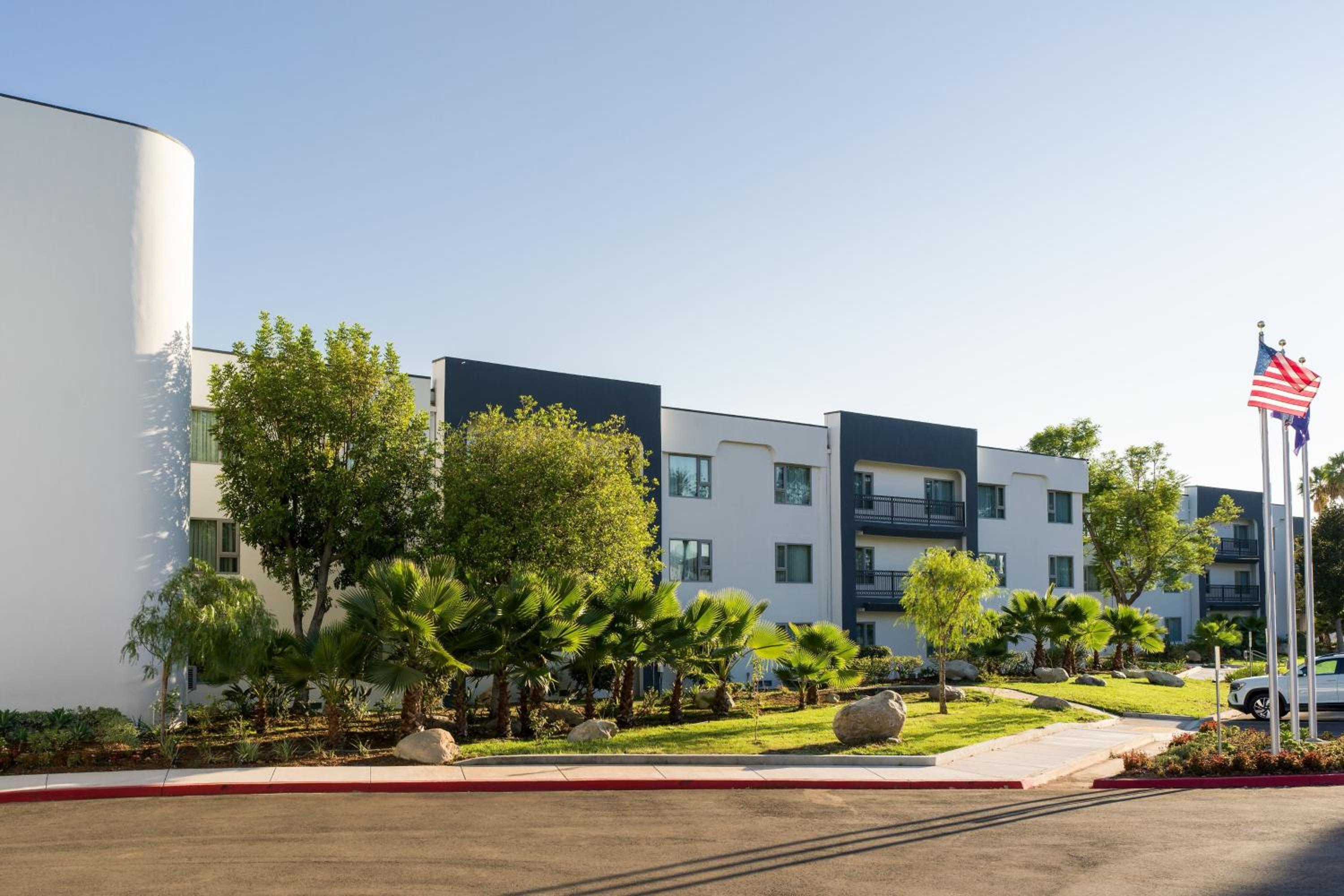 Hotel Delta Hotels by Marriott Ontario Airport - Image 1