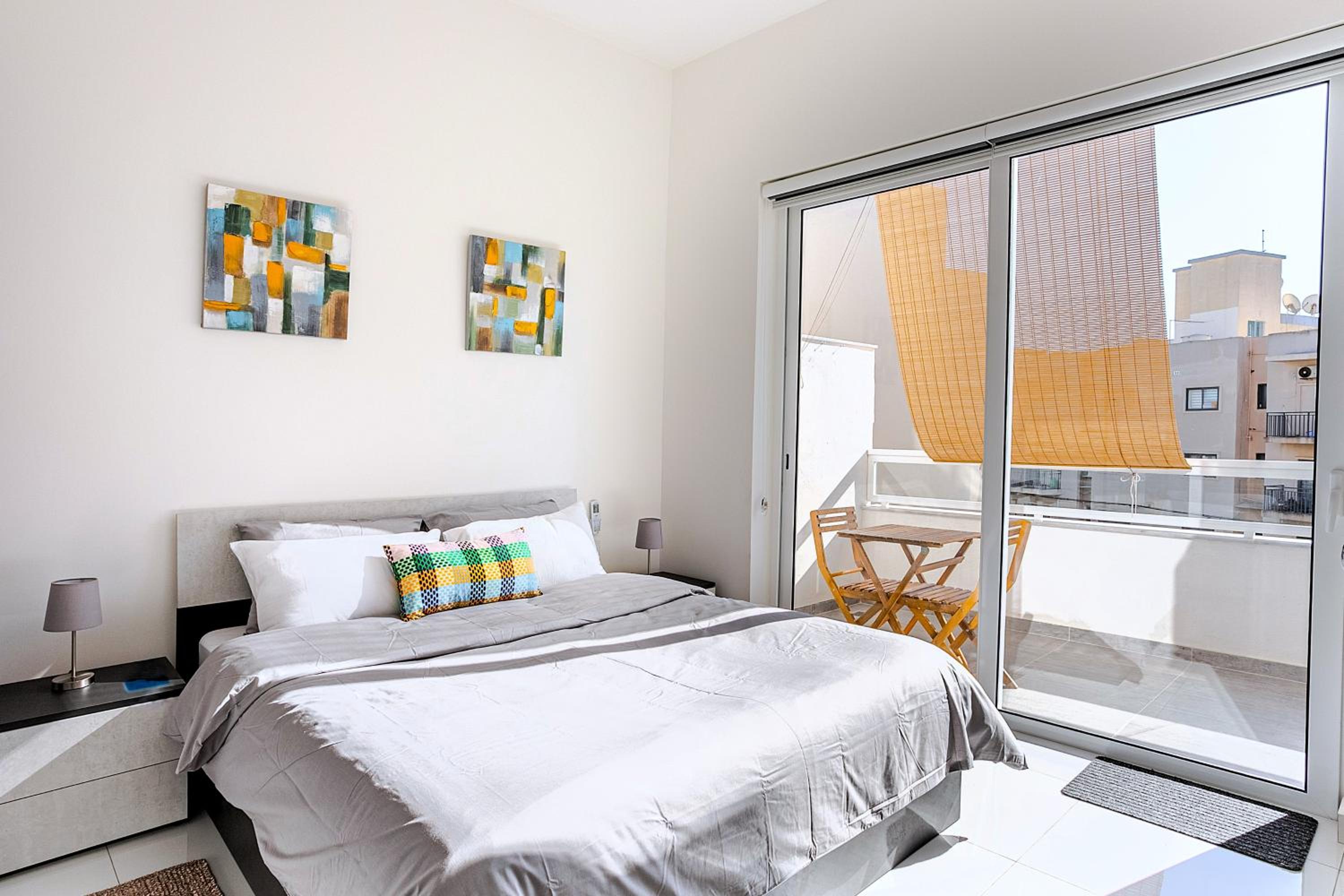 Contemporary St Julians Comfort photo 2