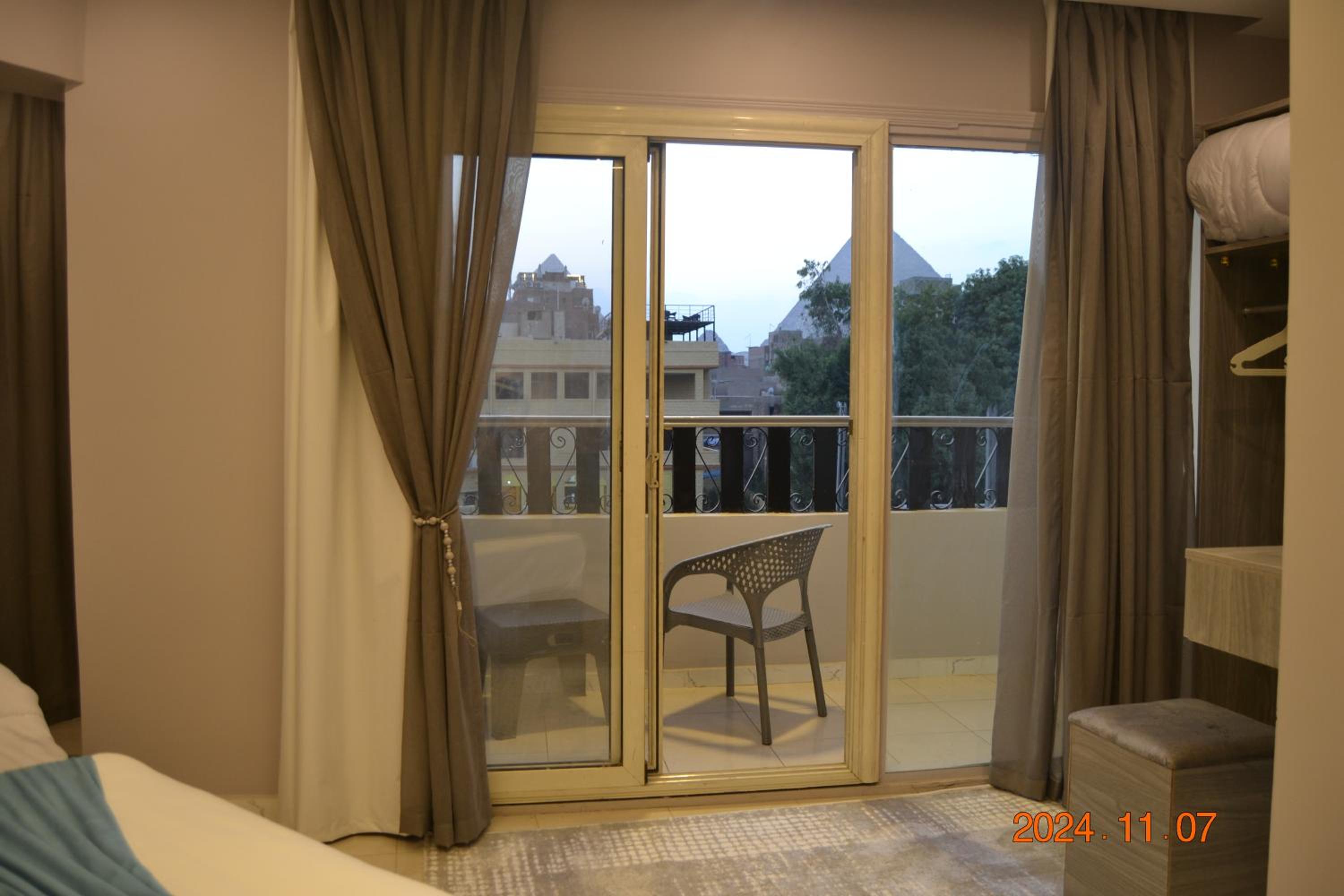 Pyramids View R Z Hotel
