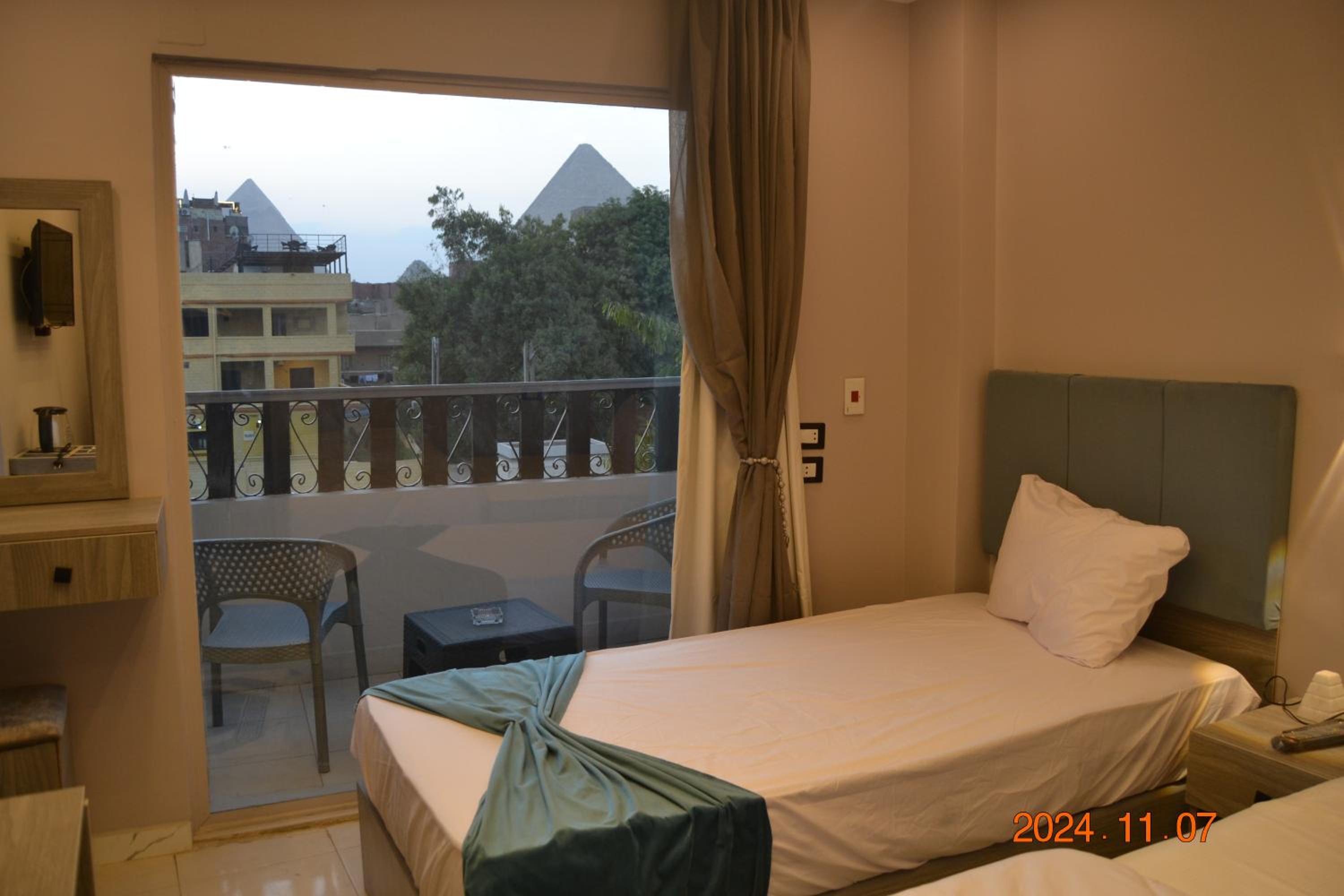 Pyramids View R Z Hotel