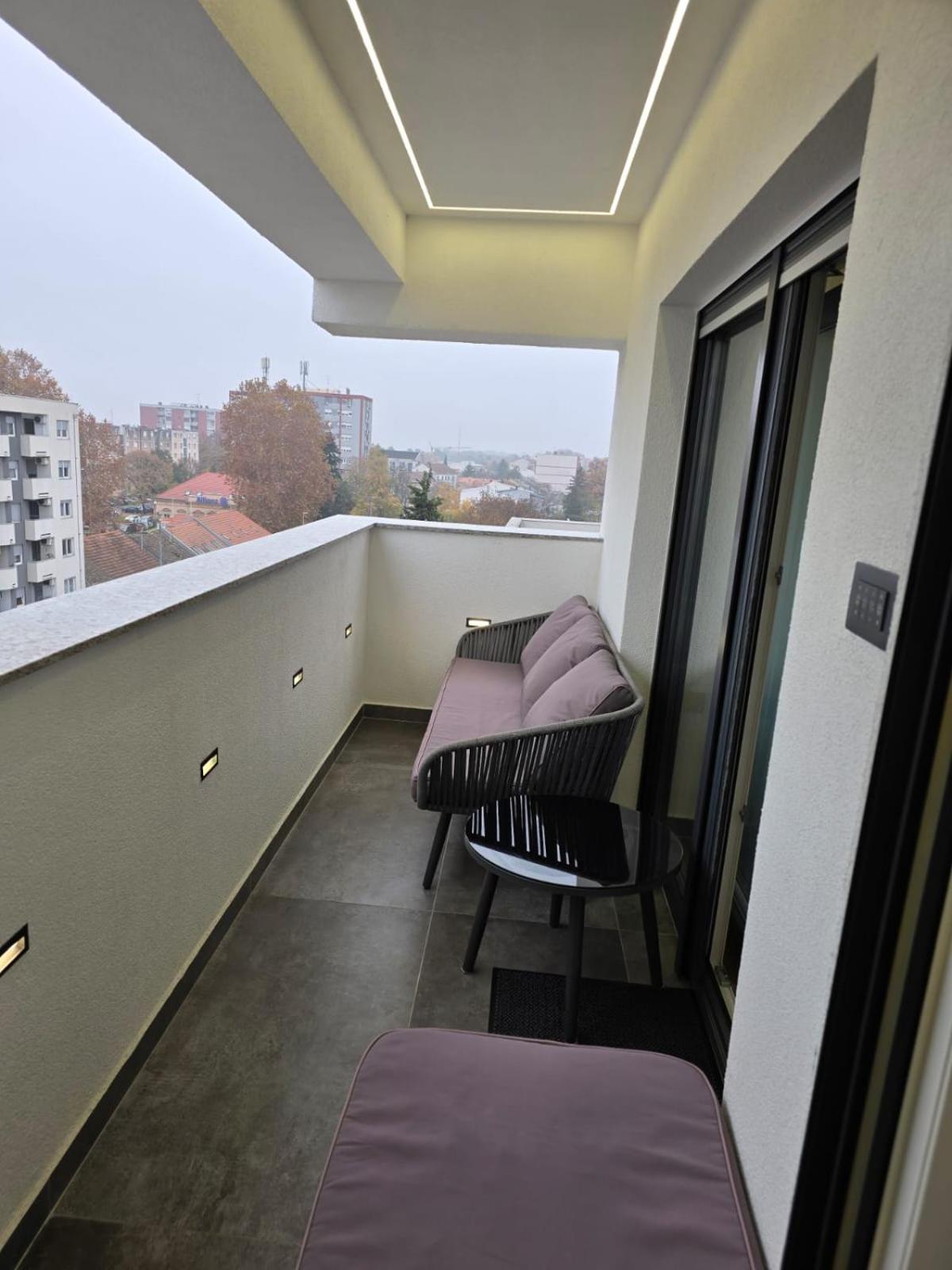 Osijek Luxury Center- self check in, free private parking, 0-24