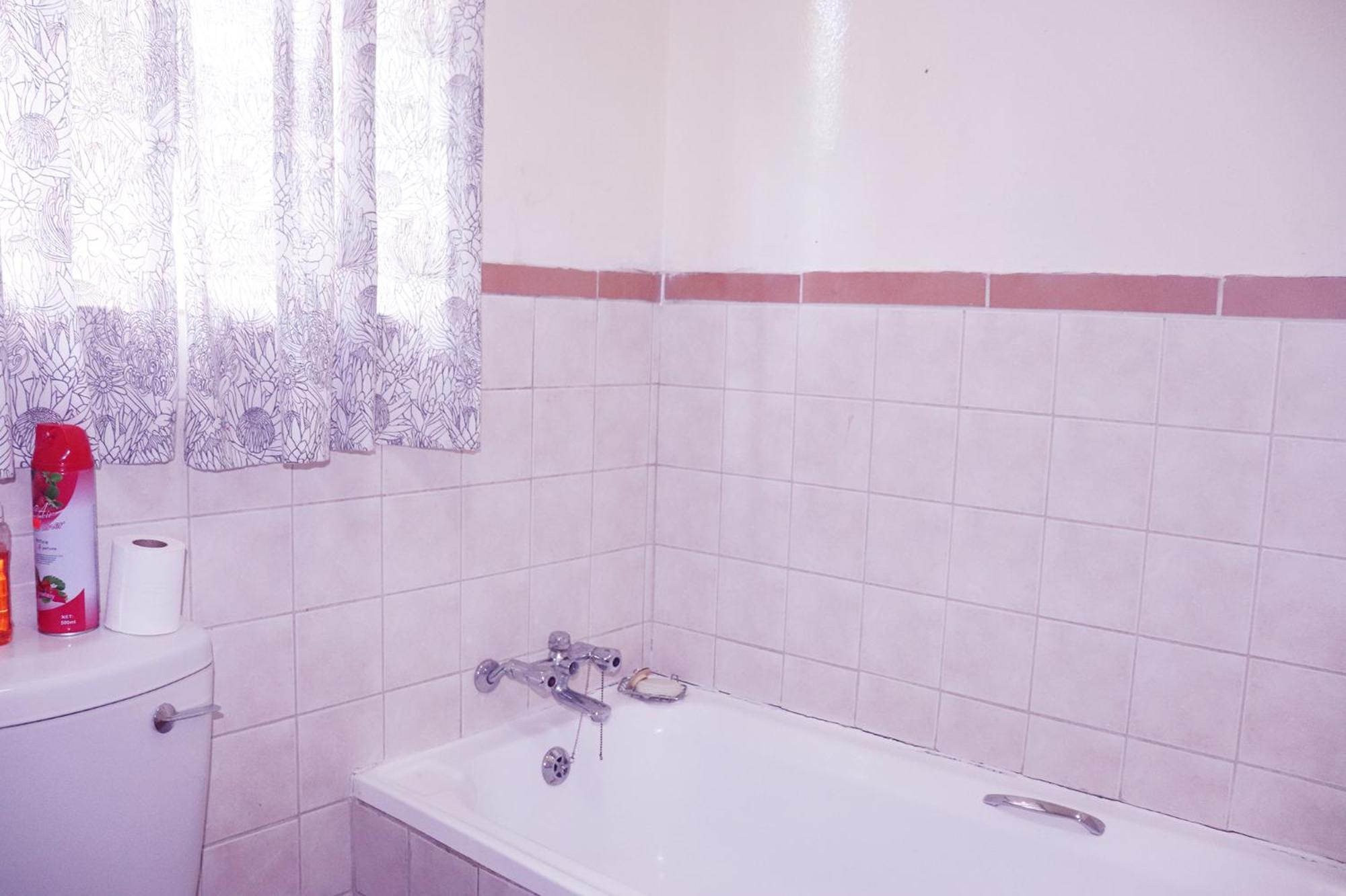 Affordable Decent Private Room In a Shared Apartment with a Pool