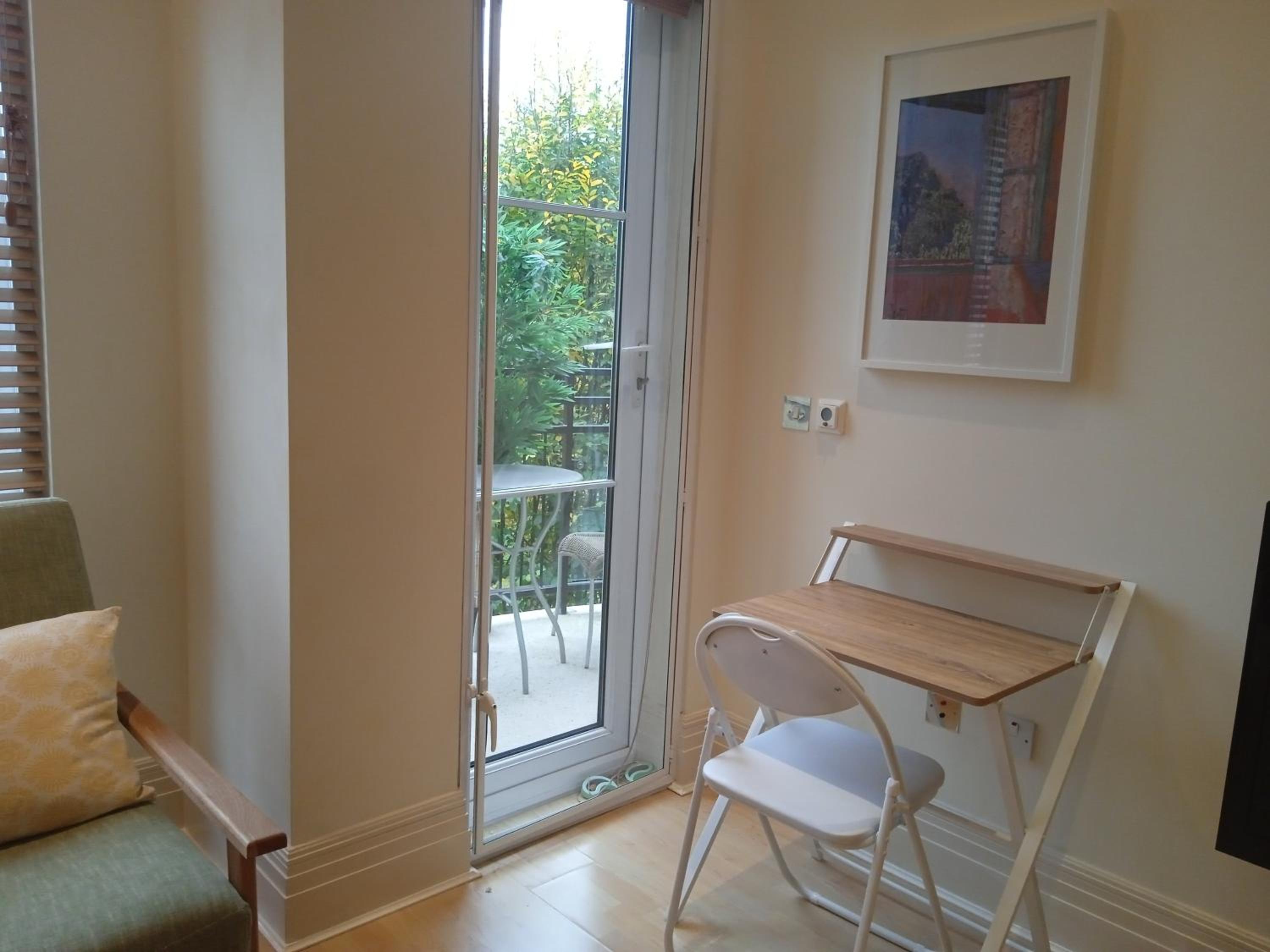 Beautiful apartment in Kew, Richmond London with Free Underground Parking Balcony