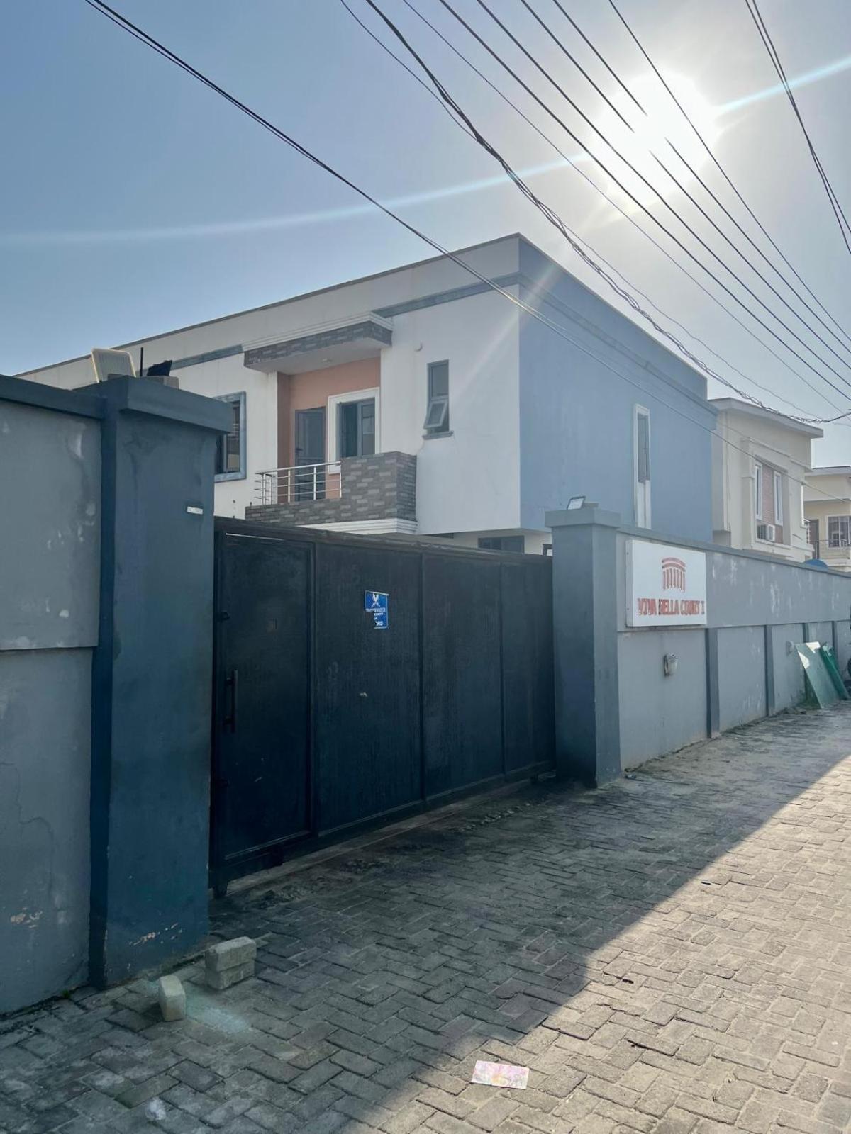 Bytup 2bedroom Apt in lekki,24hrs light, Wifi ,fully serviced apartment , water heater smart tv