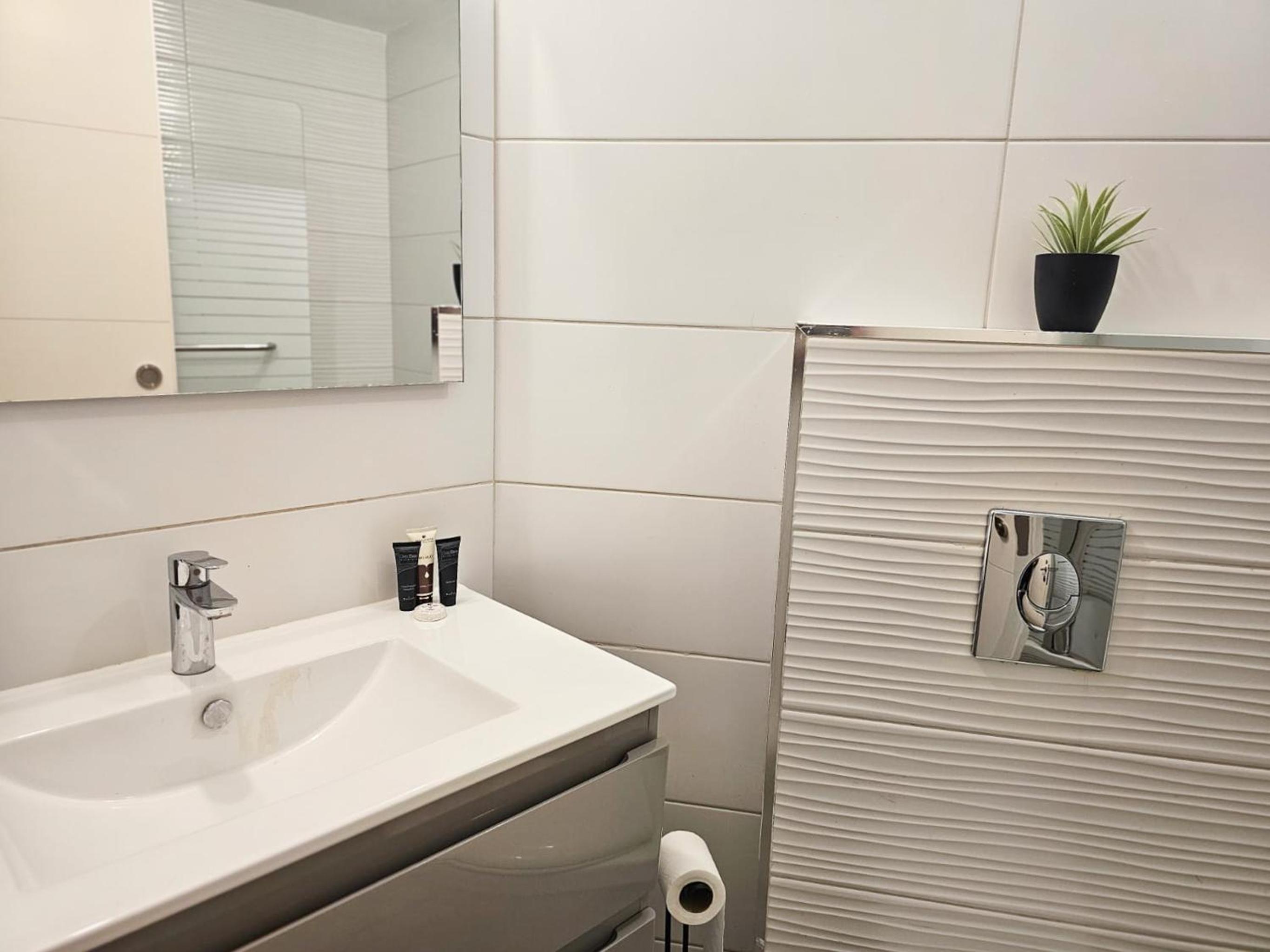 Refined 3BR Duplex in City Center by FeelHome view 4
