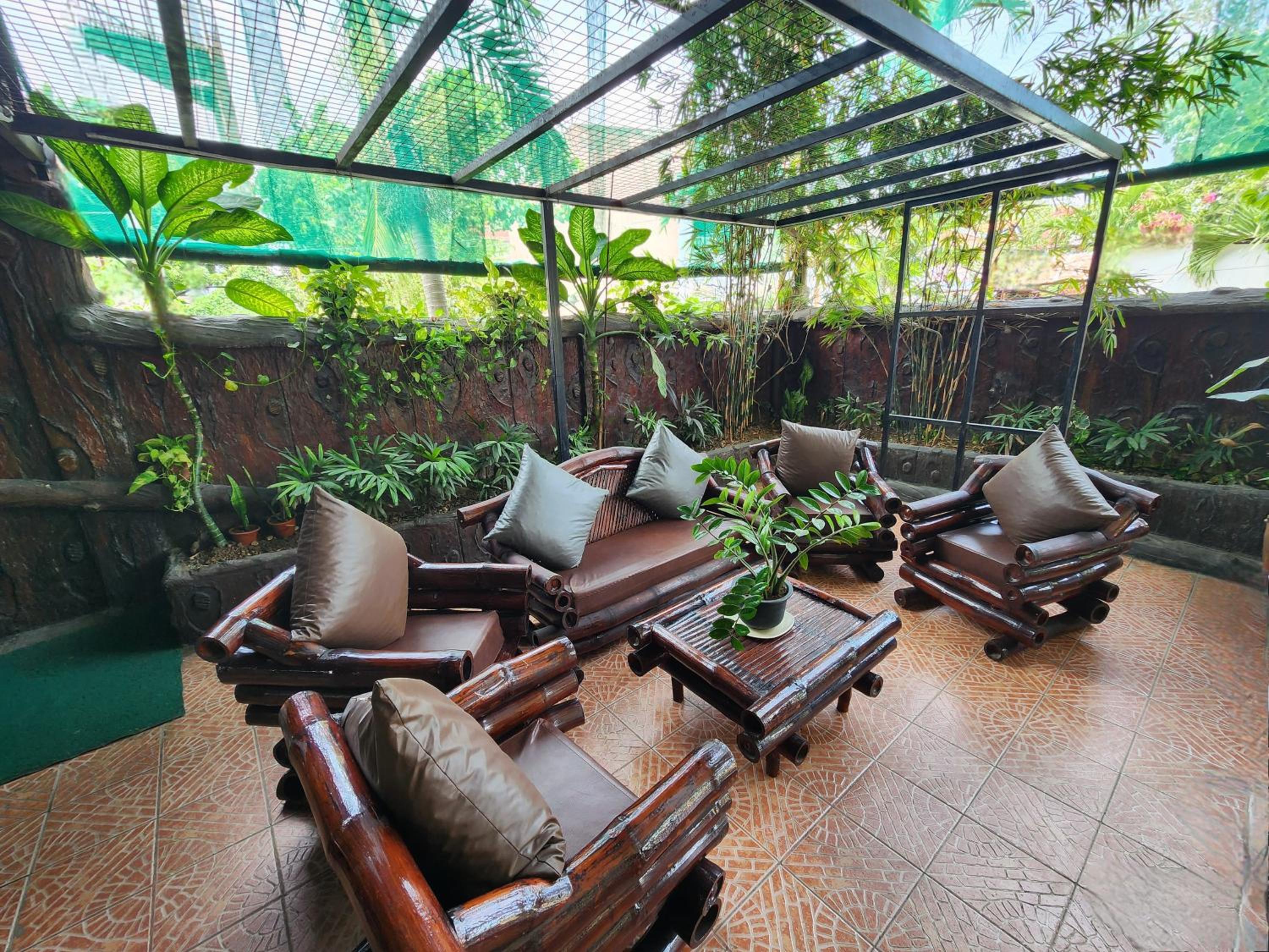 MB's Garden Inn