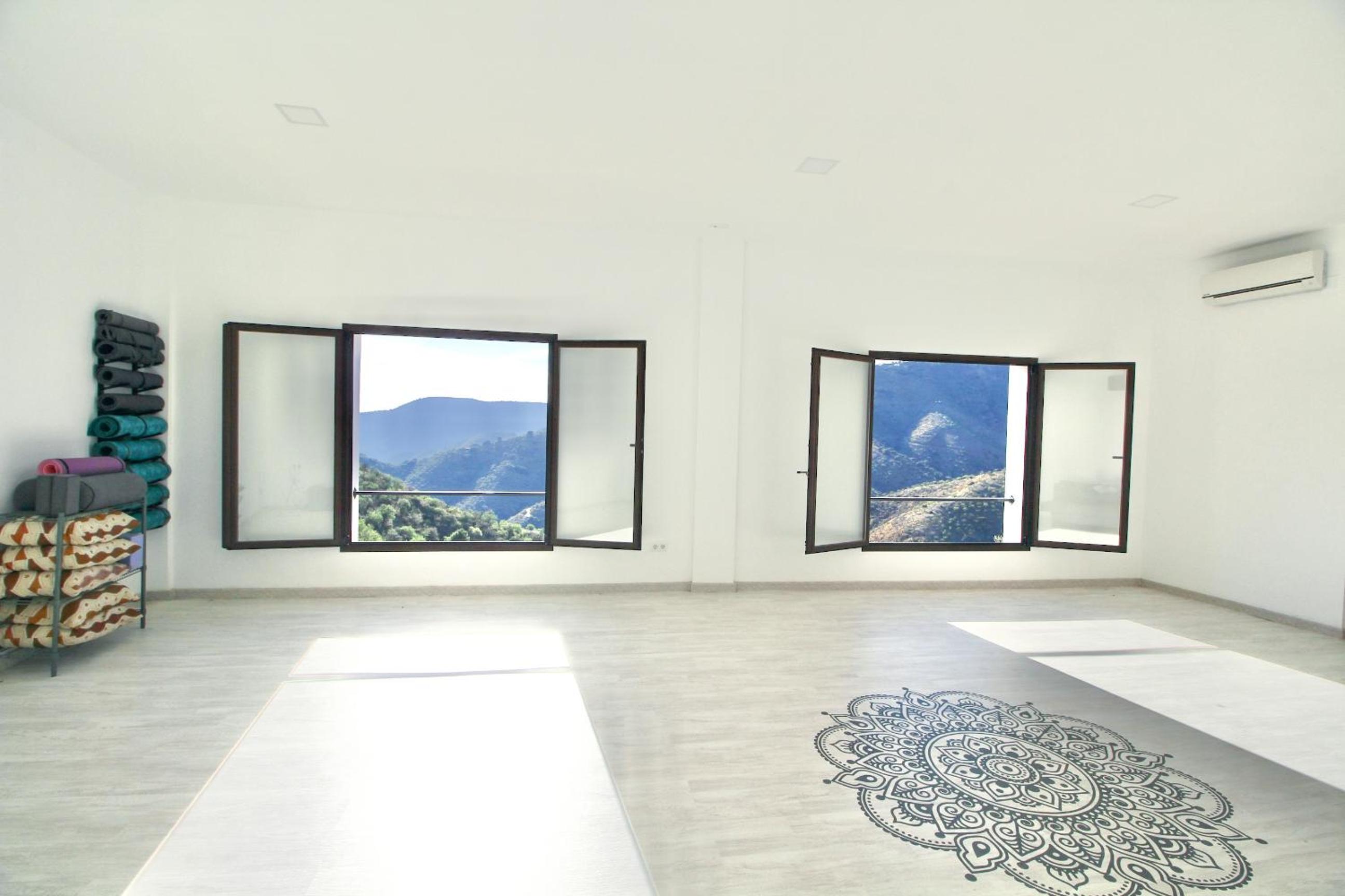 Luxury Wellness Villa with Pool Yoga Studio & Hammam for 14p & 40 min to Malaga city