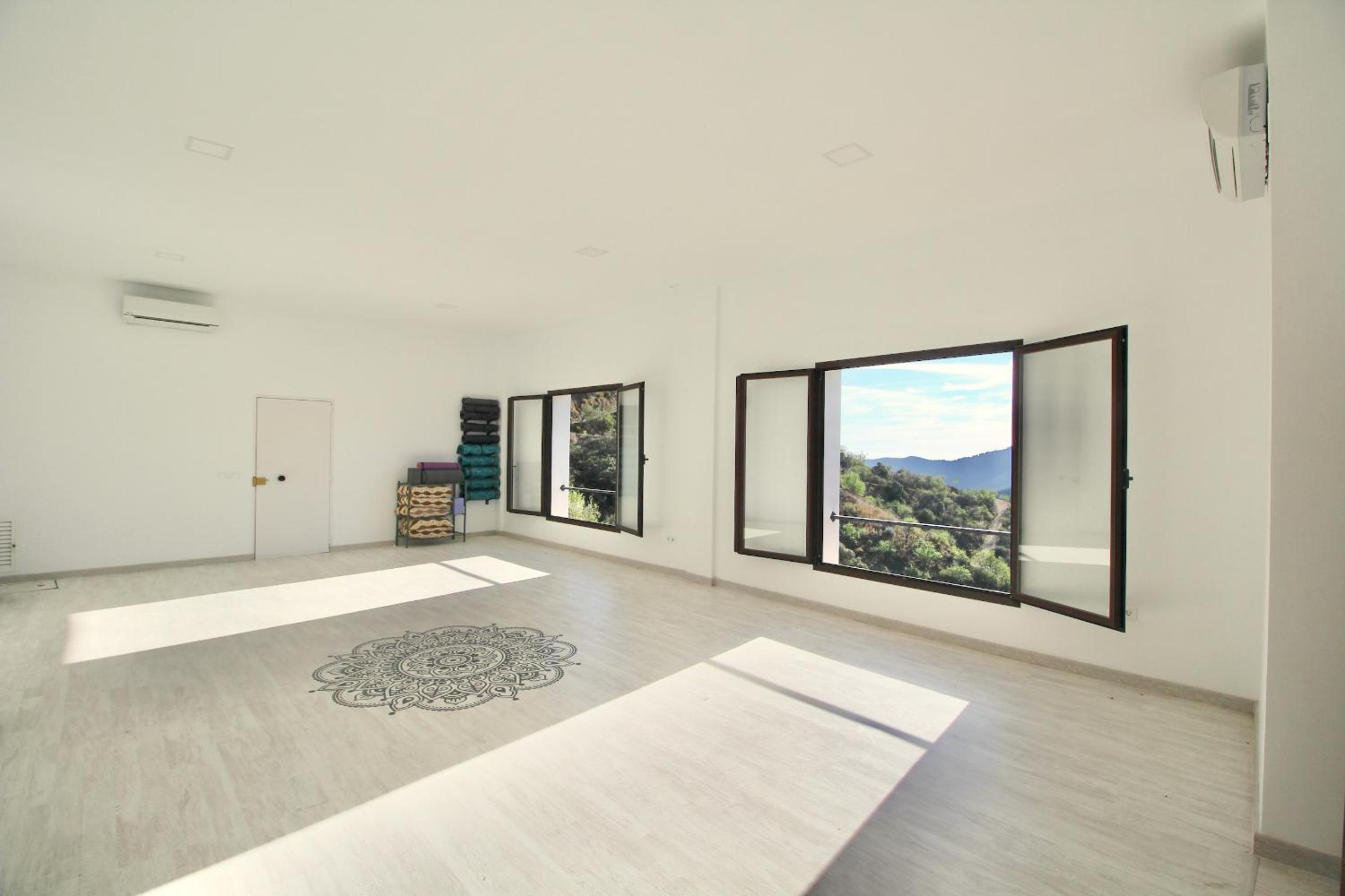 Luxury Wellness Villa with Pool Yoga Studio & Hammam for 14p & 40 min to Malaga city