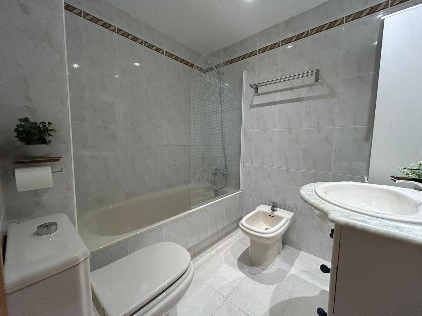 La Nit en Bonalba en Muchamiel — bathroom