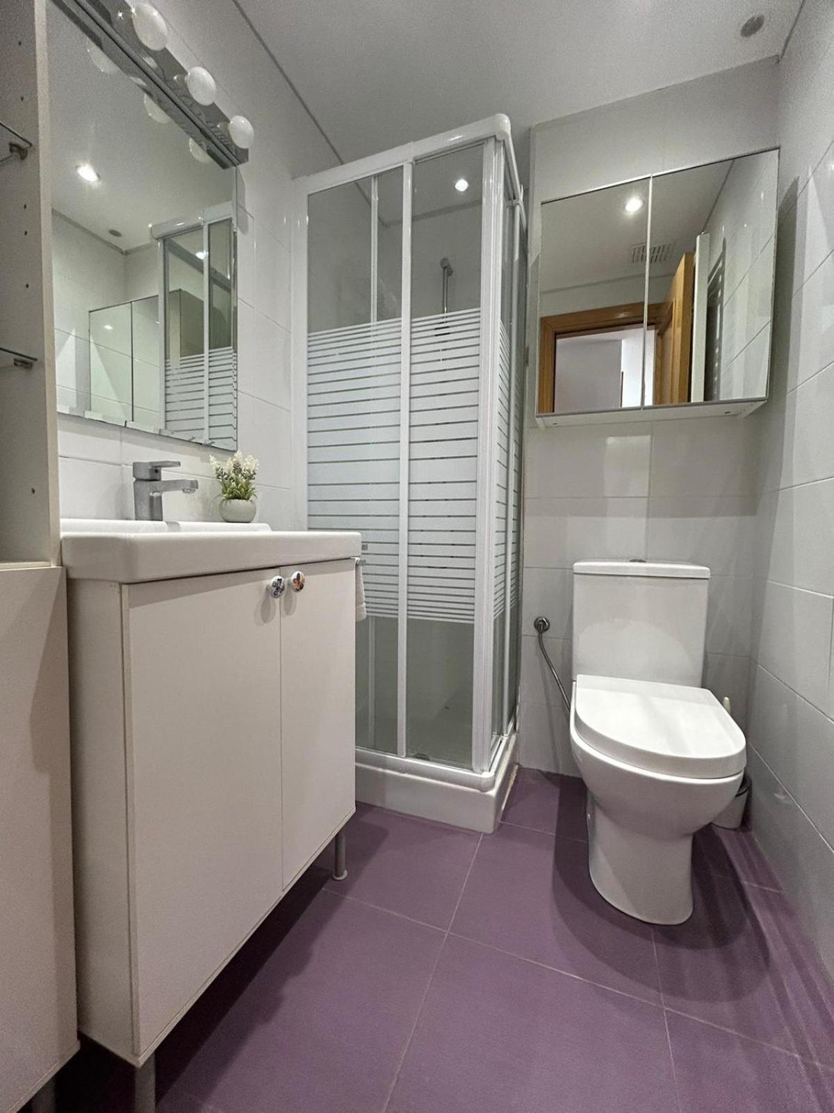La Nit en Bonalba en Muchamiel — bathroom