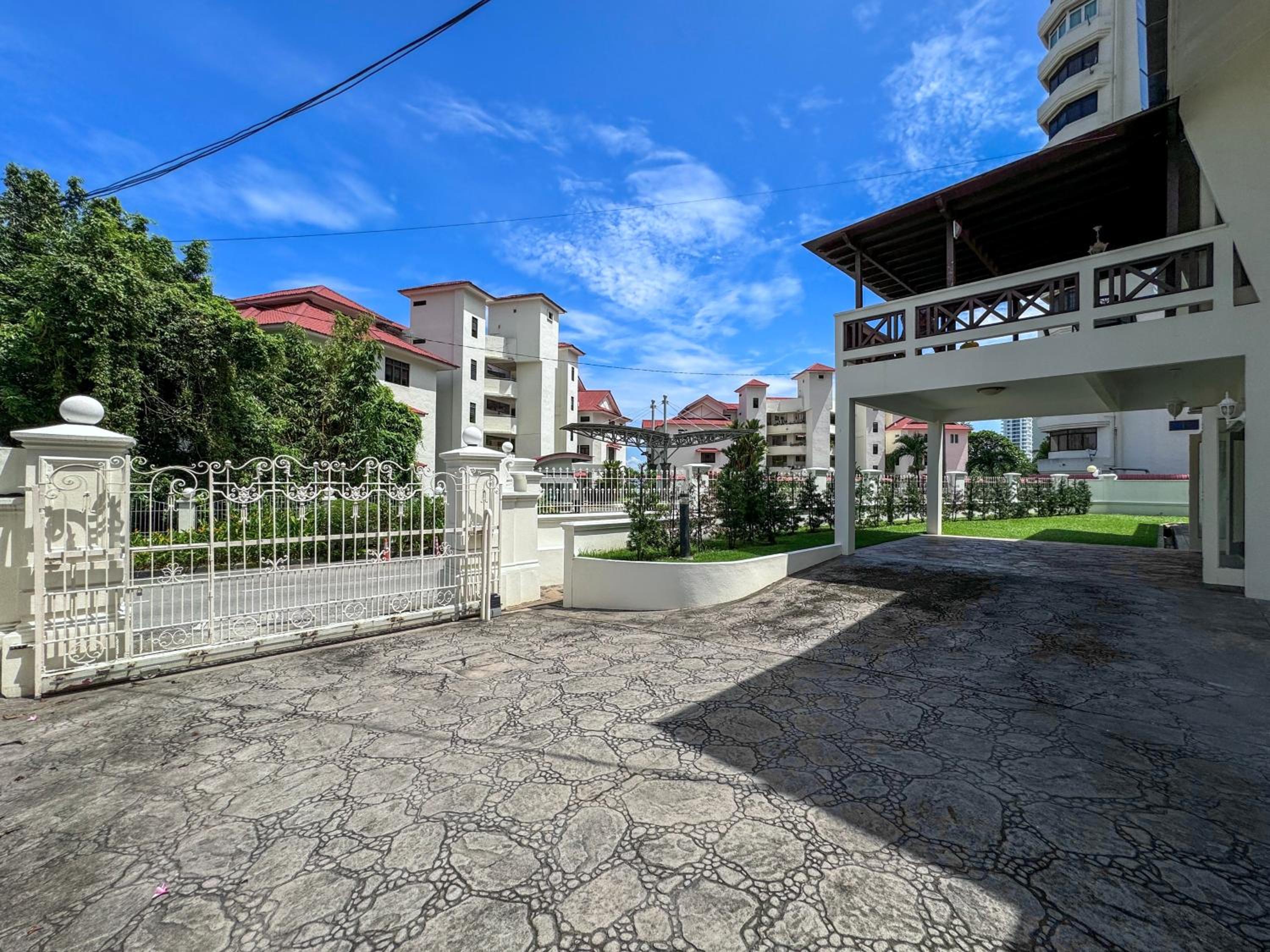 PRIME Location - 5 Mins Walk to Shops & Eateries! photo 8