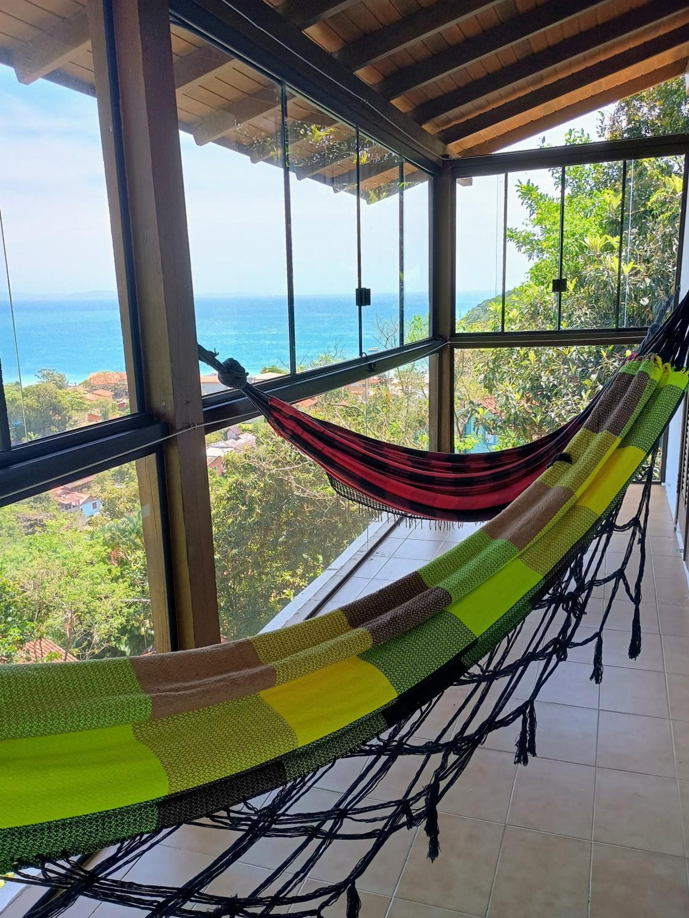 Casa 3 quartos com pôr do sol, vista 2 praias e natureza a 5min da praia da Lagoinha, Ponta das Canas