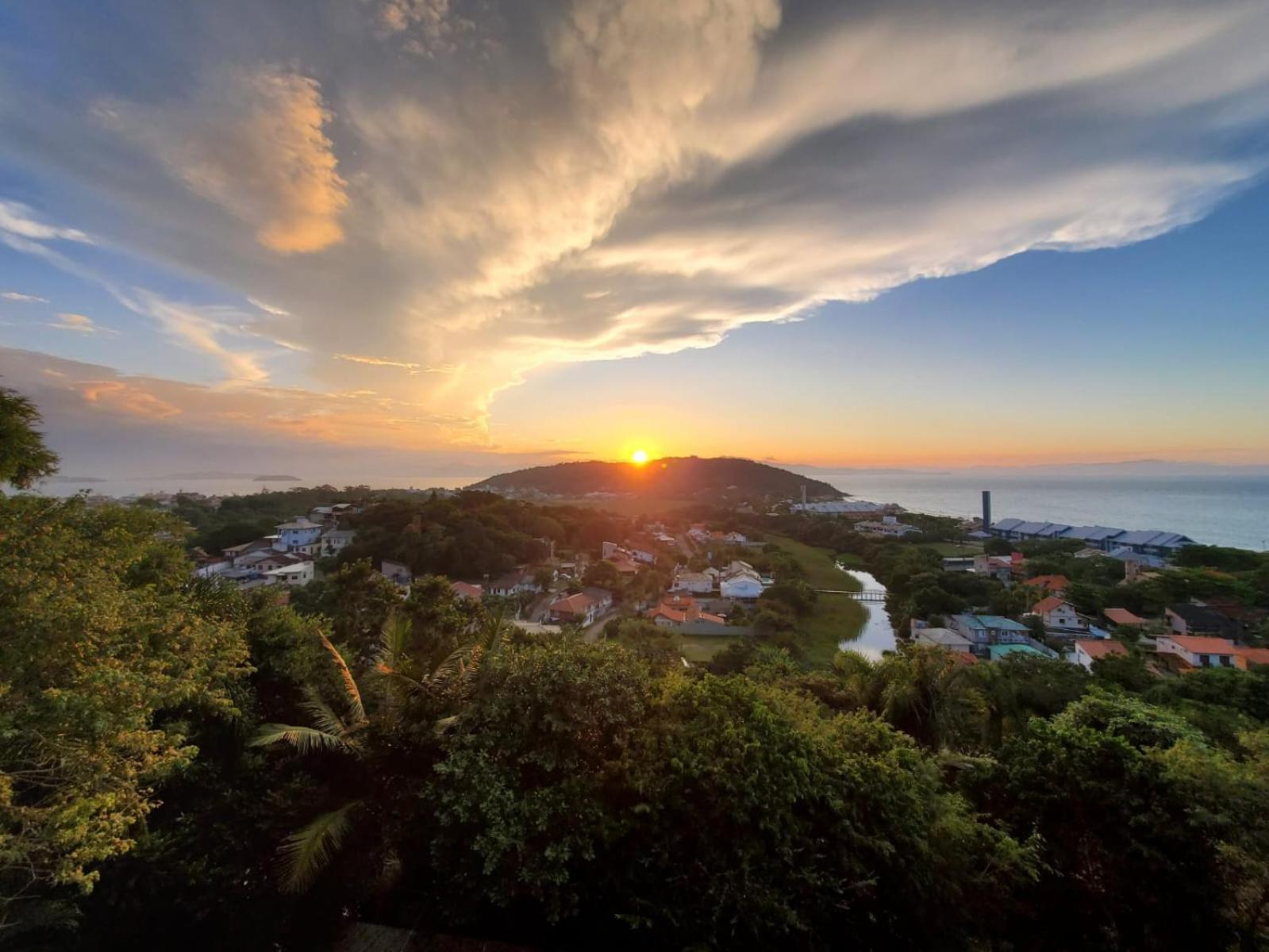 Casa 3 quartos com pôr do sol, vista 2 praias e natureza a 5min da praia da Lagoinha, Ponta das Canas